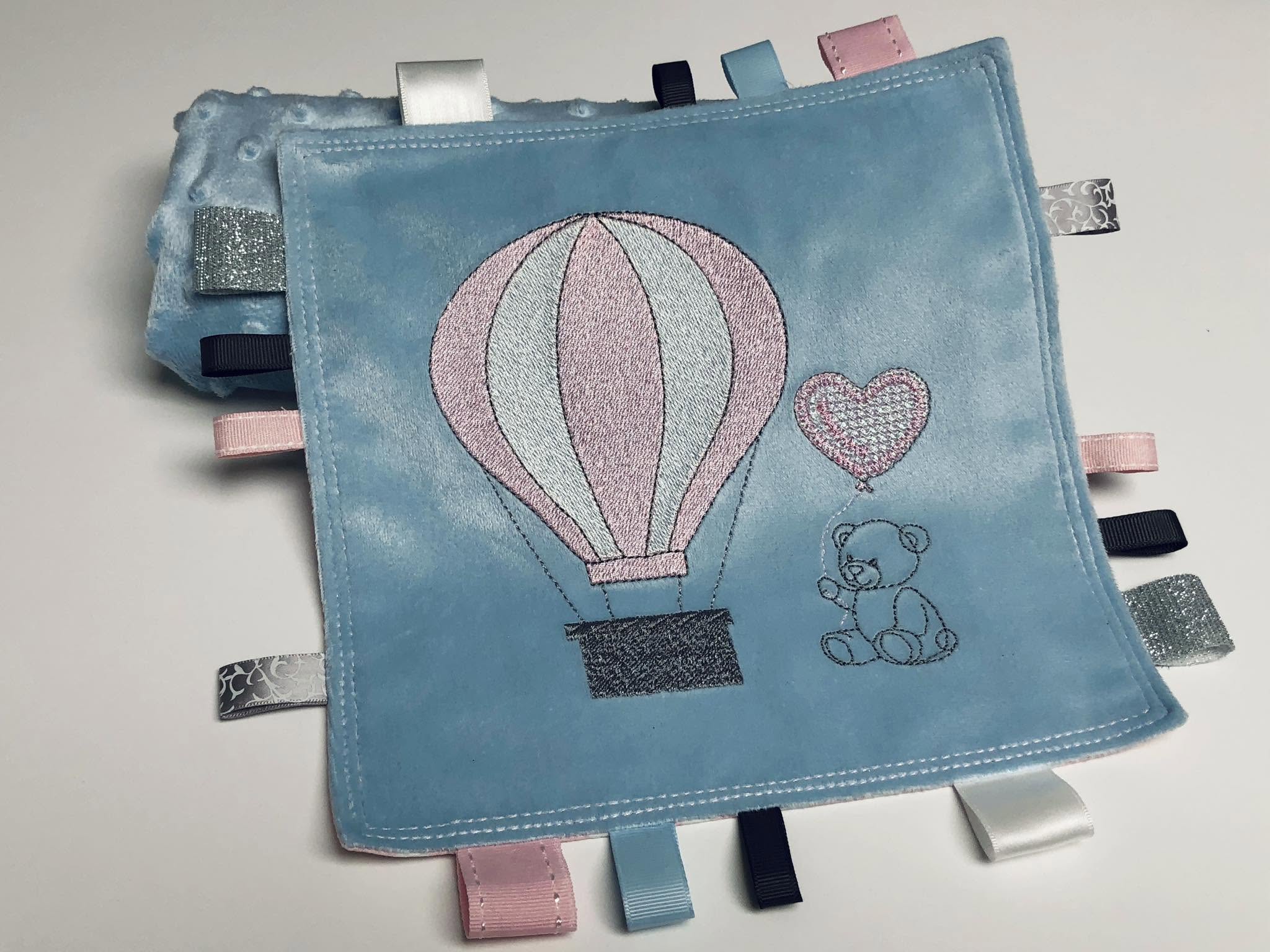 Montgolfière & Nounours au Ballon Cœur | Motif Broderie Naissance et Baptême