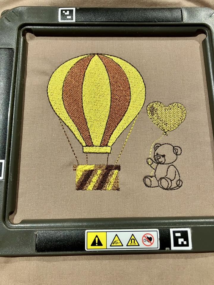 Montgolfière & Nounours au Ballon Cœur | Motif Broderie Naissance et Baptême