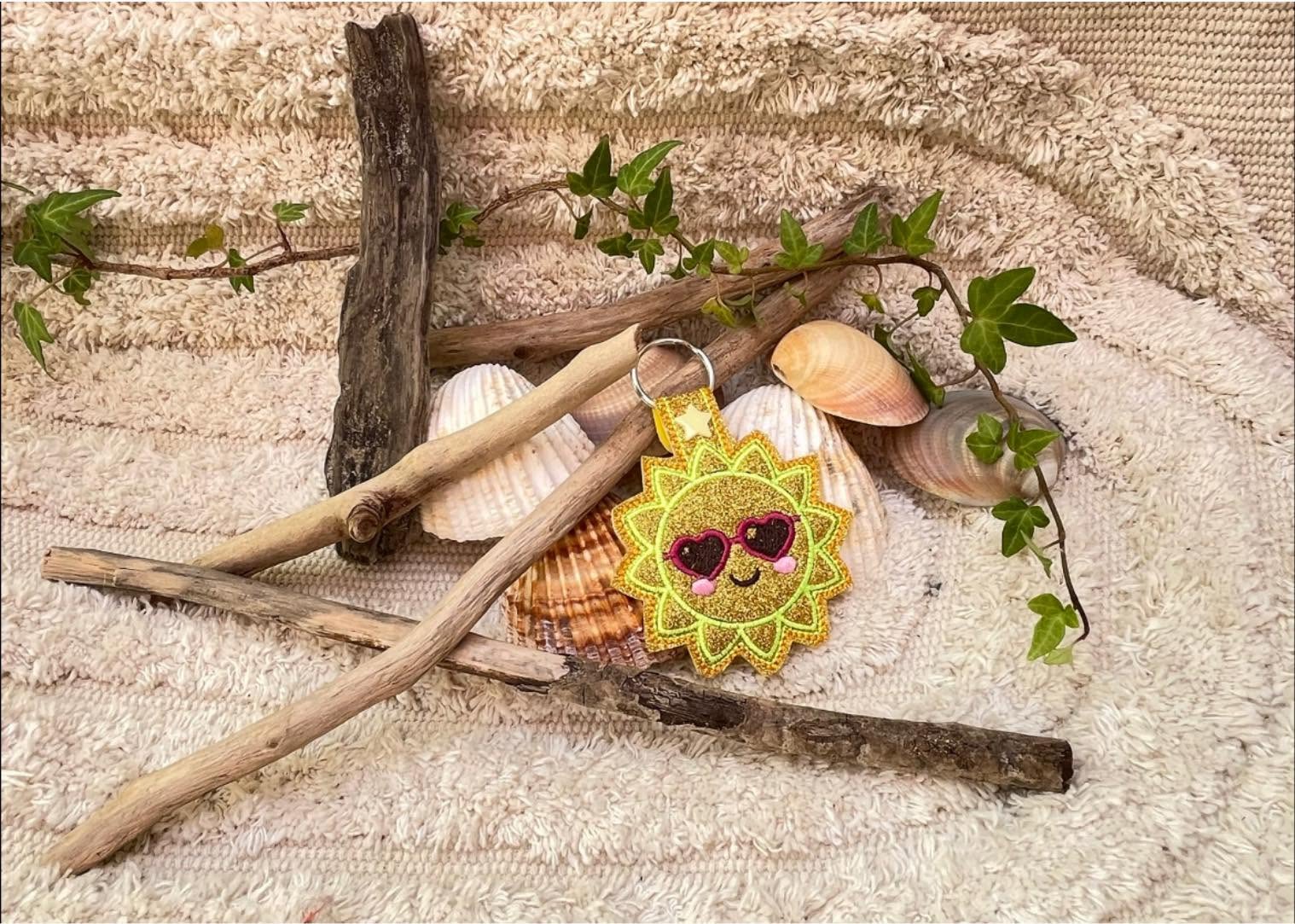 Porte-clé ITH Soleil 3D brodé avec effet bombé en simili pailleté – Fichier broderie machine 10x10 AK Broderie