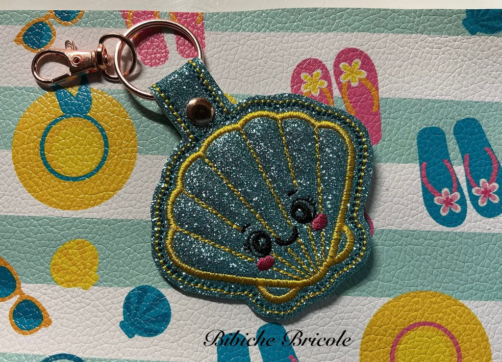 Porte-clé ITH Coquillage 3D brodé avec effet bombé en simili pailleté – Fichier broderie machine 10x10 AK Broderie