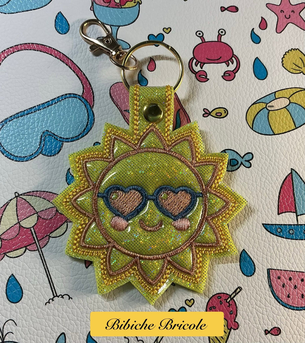 Porte-clé ITH Soleil 3D brodé avec effet bombé en simili pailleté – Fichier broderie machine 10x10 AK Broderie