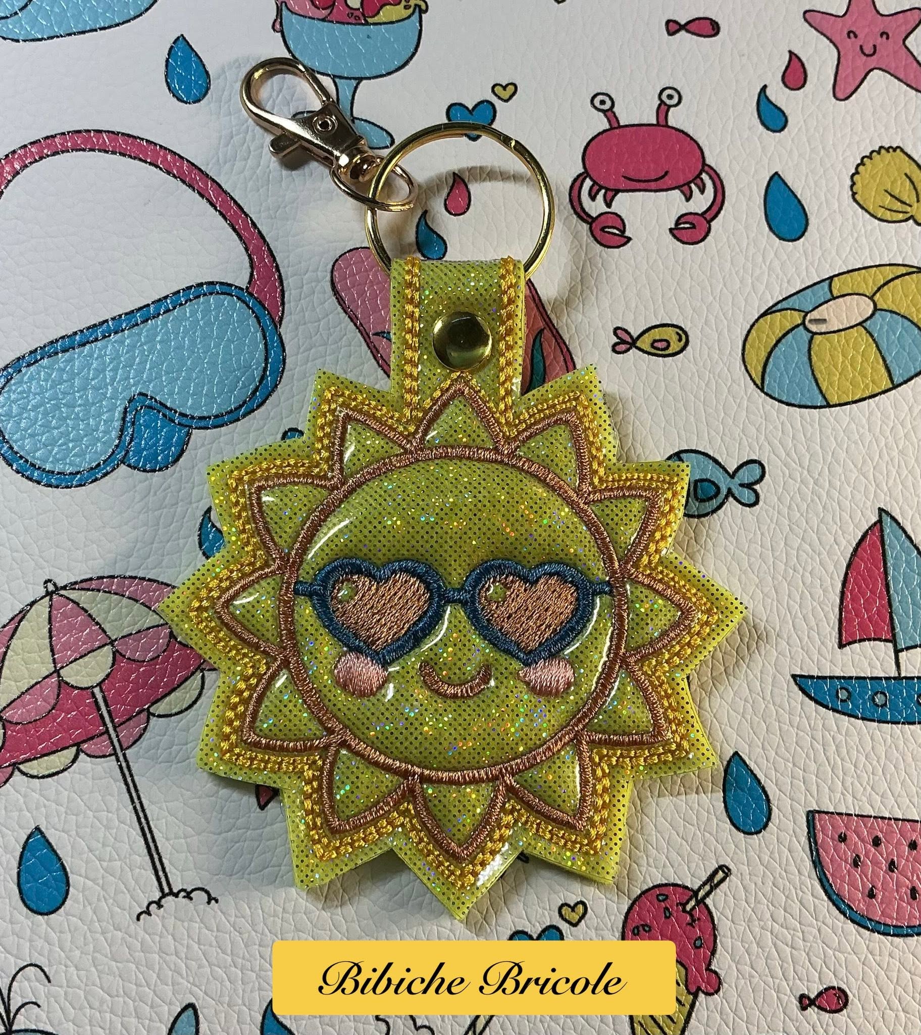 Porte-clé ITH Soleil 3D brodé avec effet bombé en simili pailleté – Fichier broderie machine 10x10 AK Broderie