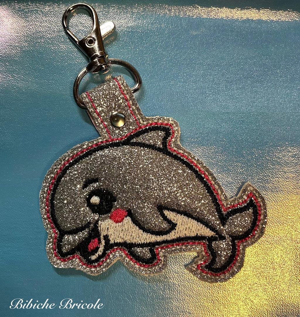 Porte-clé ITH Dauphin 3D brodé avec effet bombé en simili pailleté – Fichier broderie machine 10x10 AK Broderie
