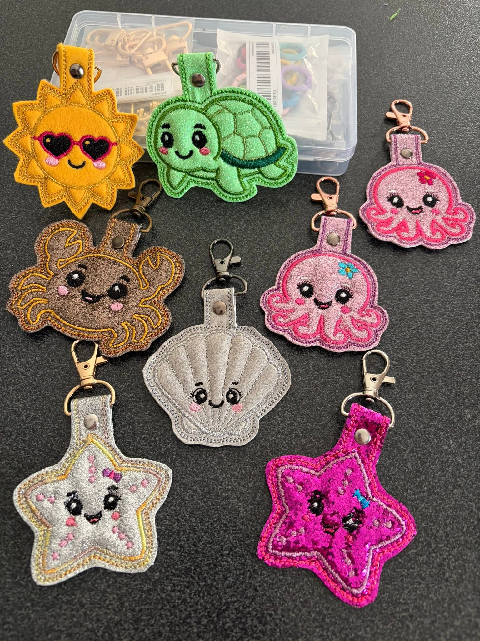 Porte-clé ITH Soleil 3D brodé avec effet bombé en simili pailleté – Fichier broderie machine 10x10 AK Broderie