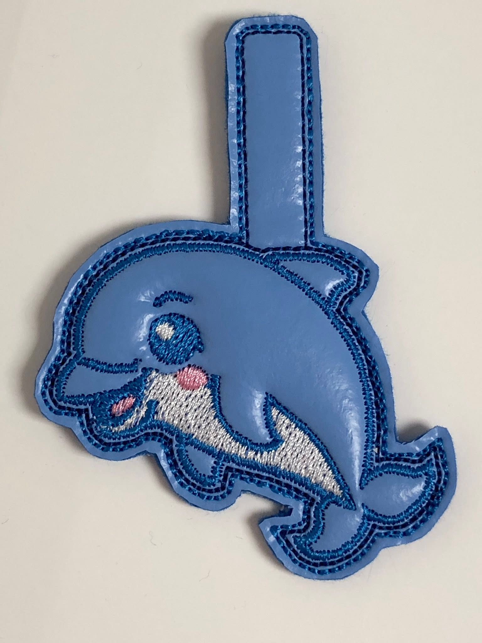 Porte-clé ITH Dauphin 3D brodé avec effet bombé en simili pailleté – Fichier broderie machine 10x10 AK Broderie