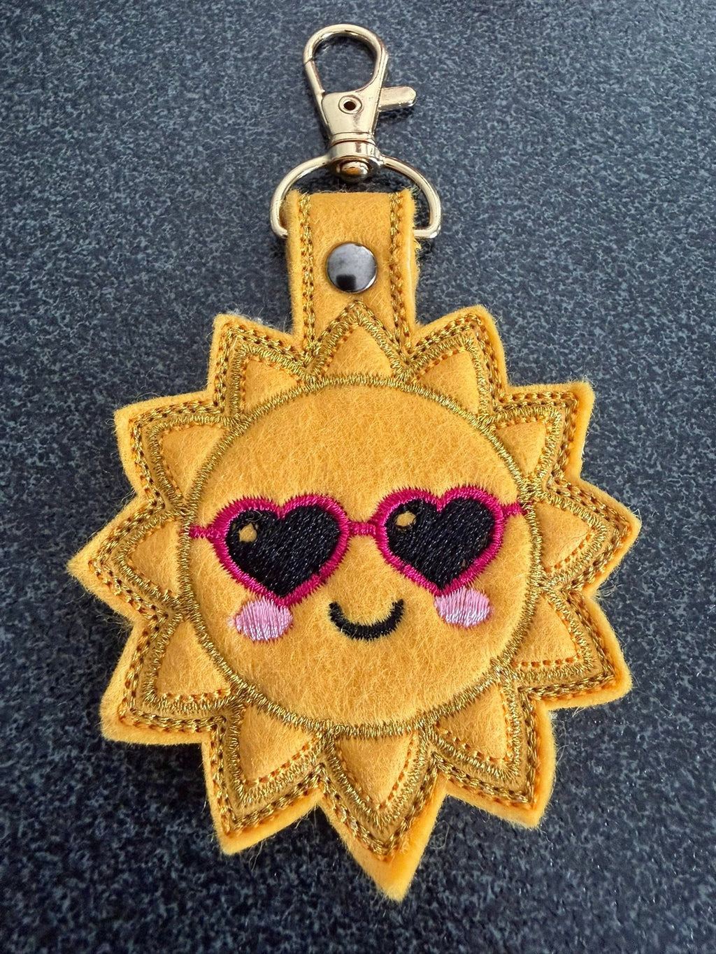 Porte-clé ITH Soleil 3D brodé avec effet bombé en simili pailleté – Fichier broderie machine 10x10 AK Broderie