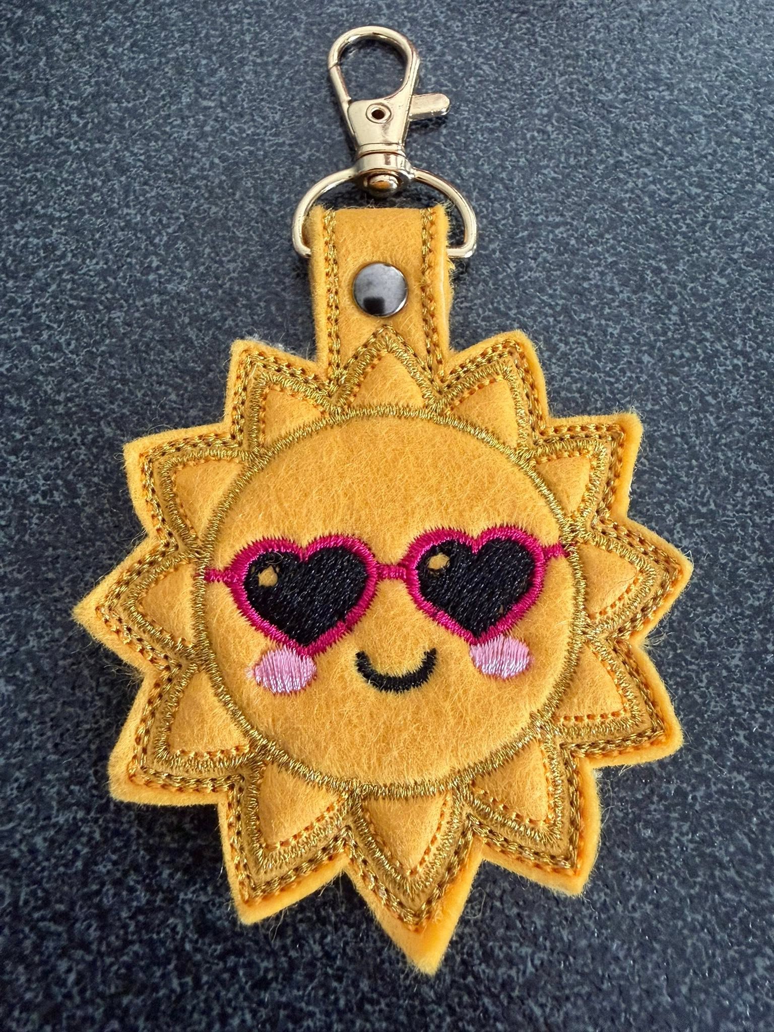 Porte-clé ITH Soleil 3D brodé avec effet bombé en simili pailleté – Fichier broderie machine 10x10 AK Broderie