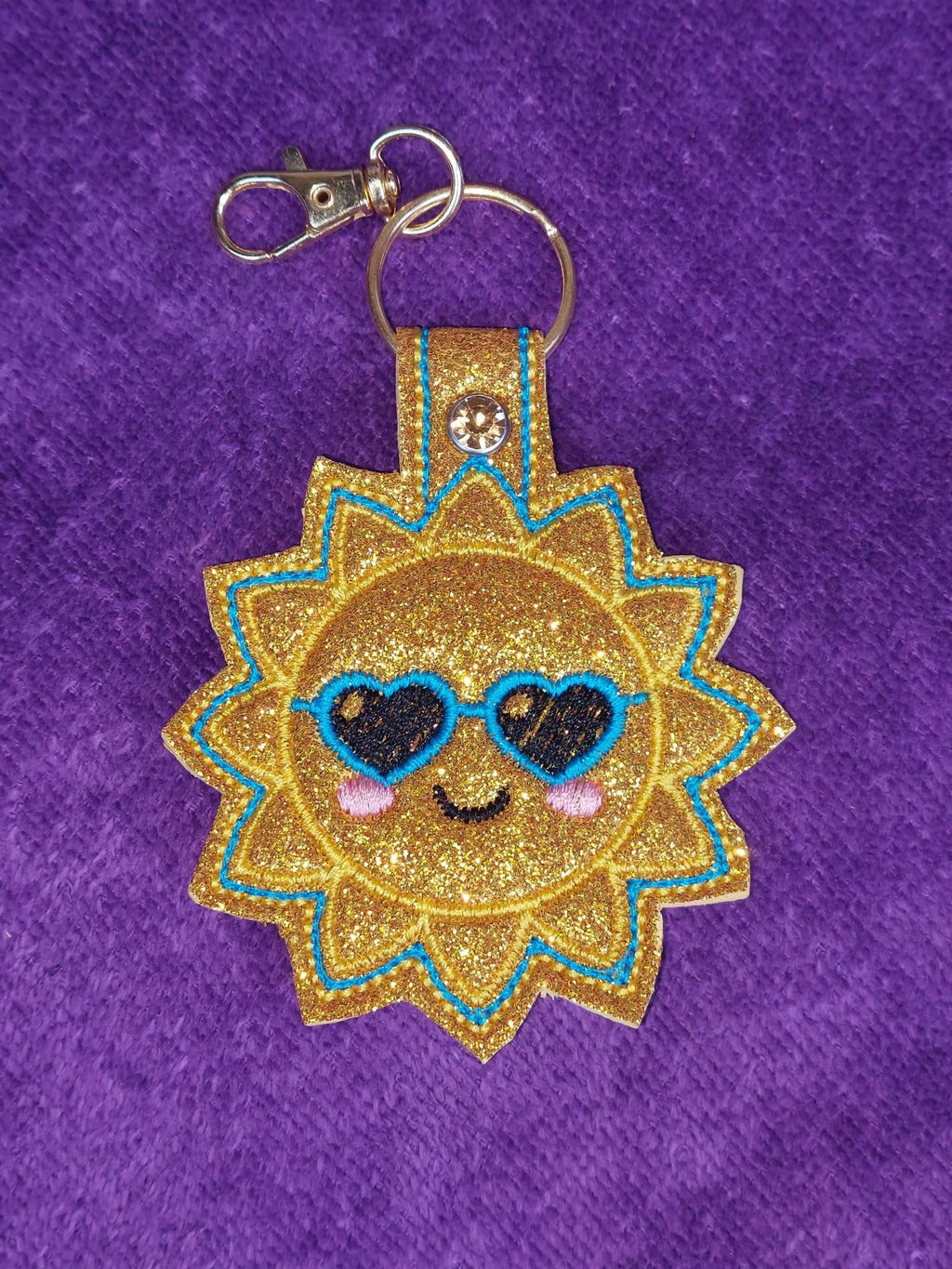 Porte-clé ITH Soleil 3D brodé avec effet bombé en simili pailleté – Fichier broderie machine 10x10 AK Broderie