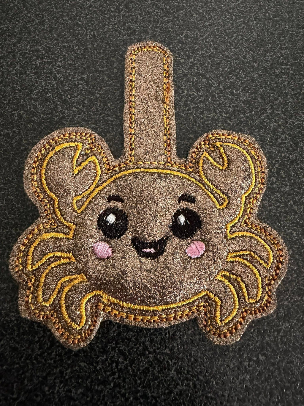 Porte-clé ITH Crabe 3D brodé avec effet bombé en simili pailleté – Fichier broderie machine 10x10 AK Broderie