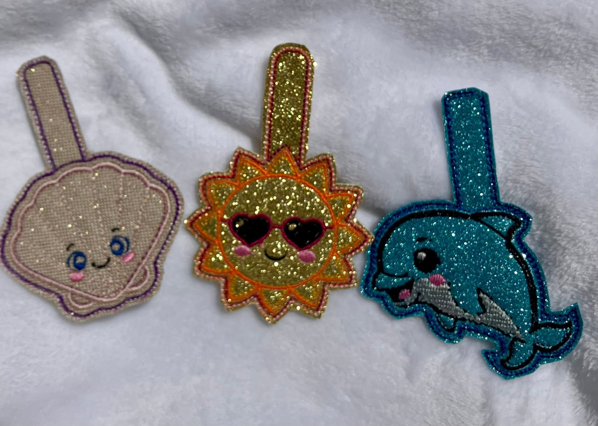 Porte-clé ITH Dauphin 3D brodé avec effet bombé en simili pailleté – Fichier broderie machine 10x10 AK Broderie