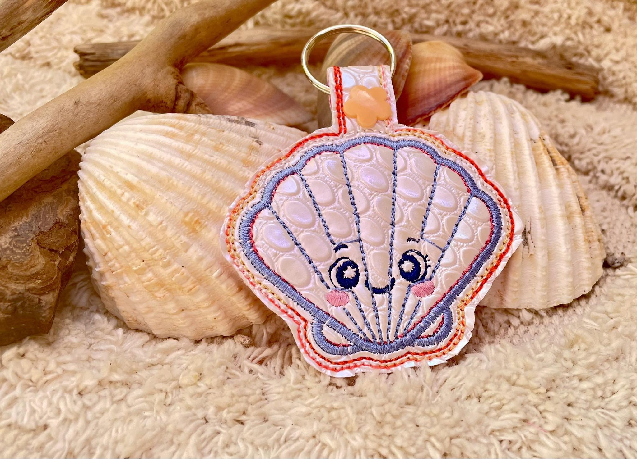 Porte-clé ITH Coquillage 3D brodé avec effet bombé en simili pailleté – Fichier broderie machine 10x10 AK Broderie