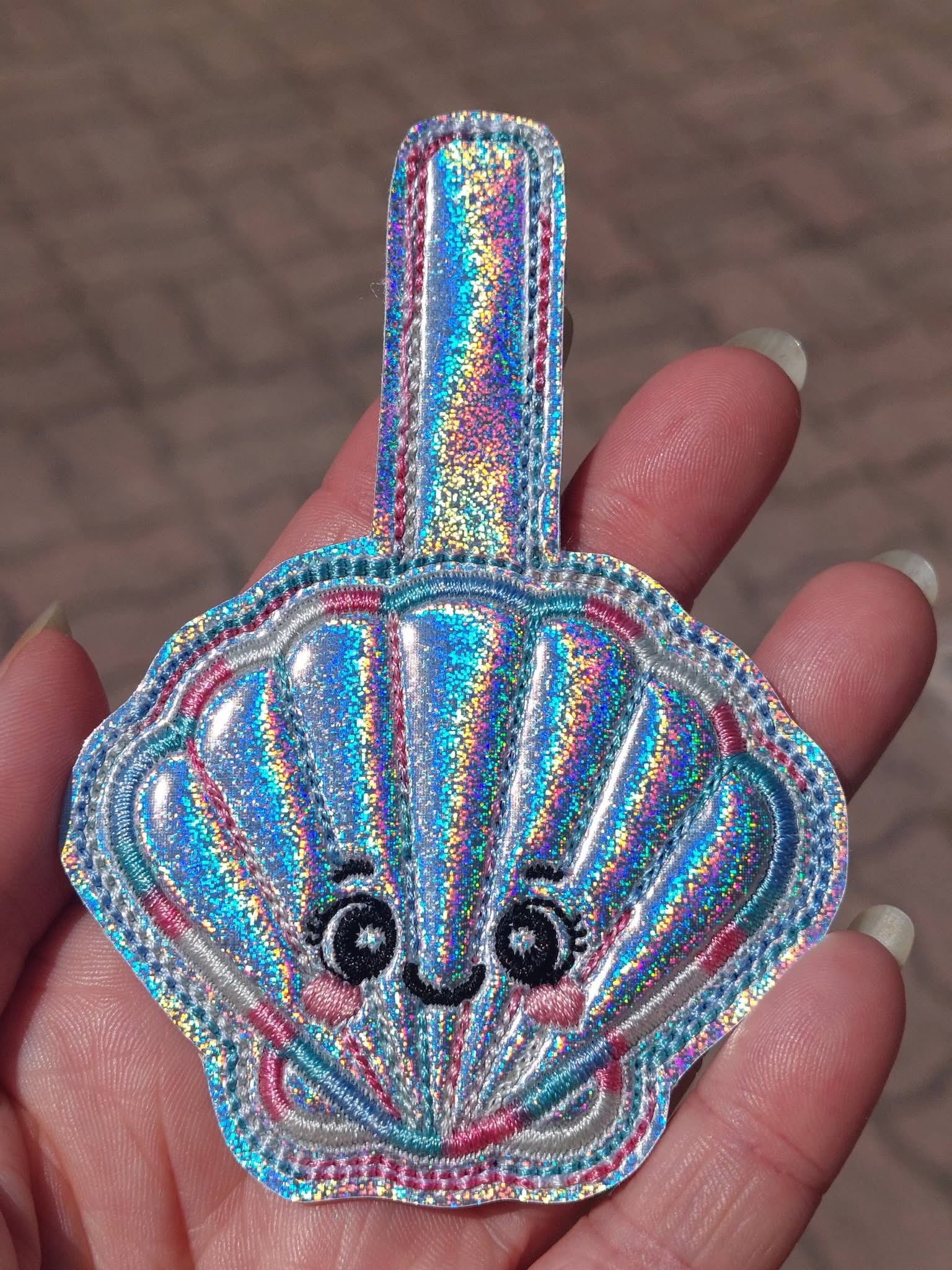 Porte-clé ITH Coquillage 3D brodé avec effet bombé en simili pailleté – Fichier broderie machine 10x10 AK Broderie