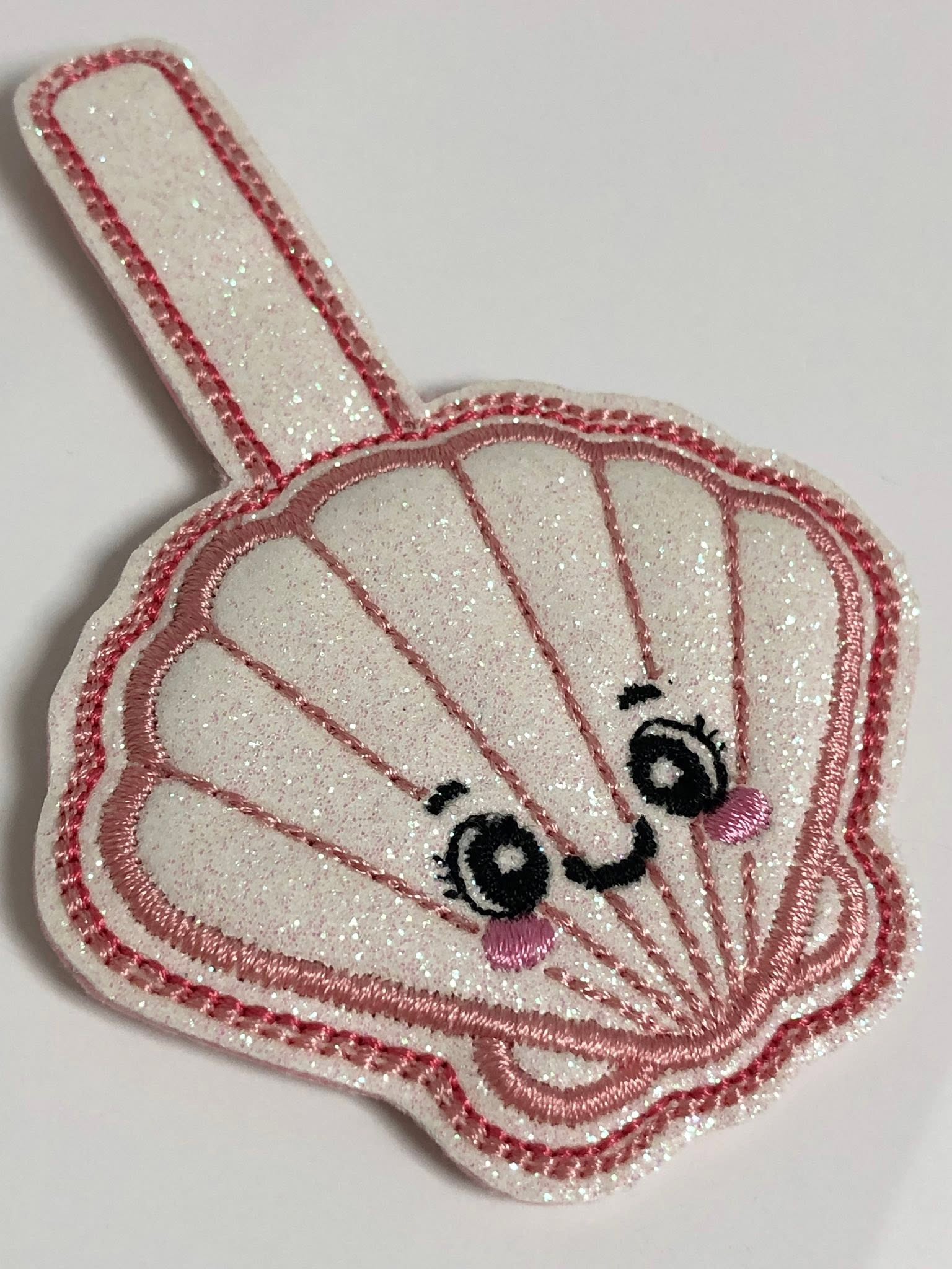 Porte-clé ITH Coquillage 3D brodé avec effet bombé en simili pailleté – Fichier broderie machine 10x10 AK Broderie