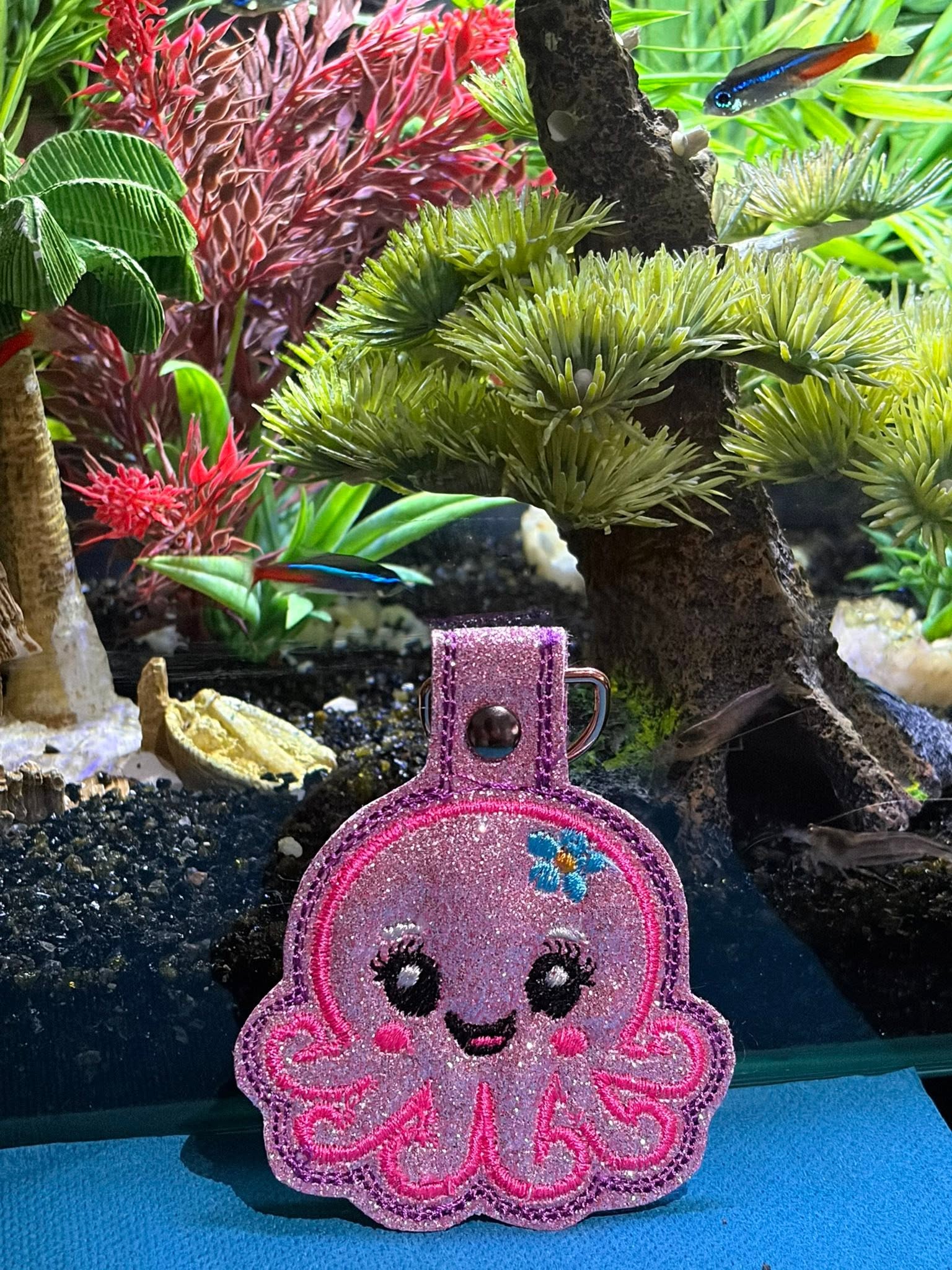 Porte-clé ITH Pieuvre 3D brodé avec effet bombé en simili pailleté – Fichier broderie machine 10x10 AK Broderie