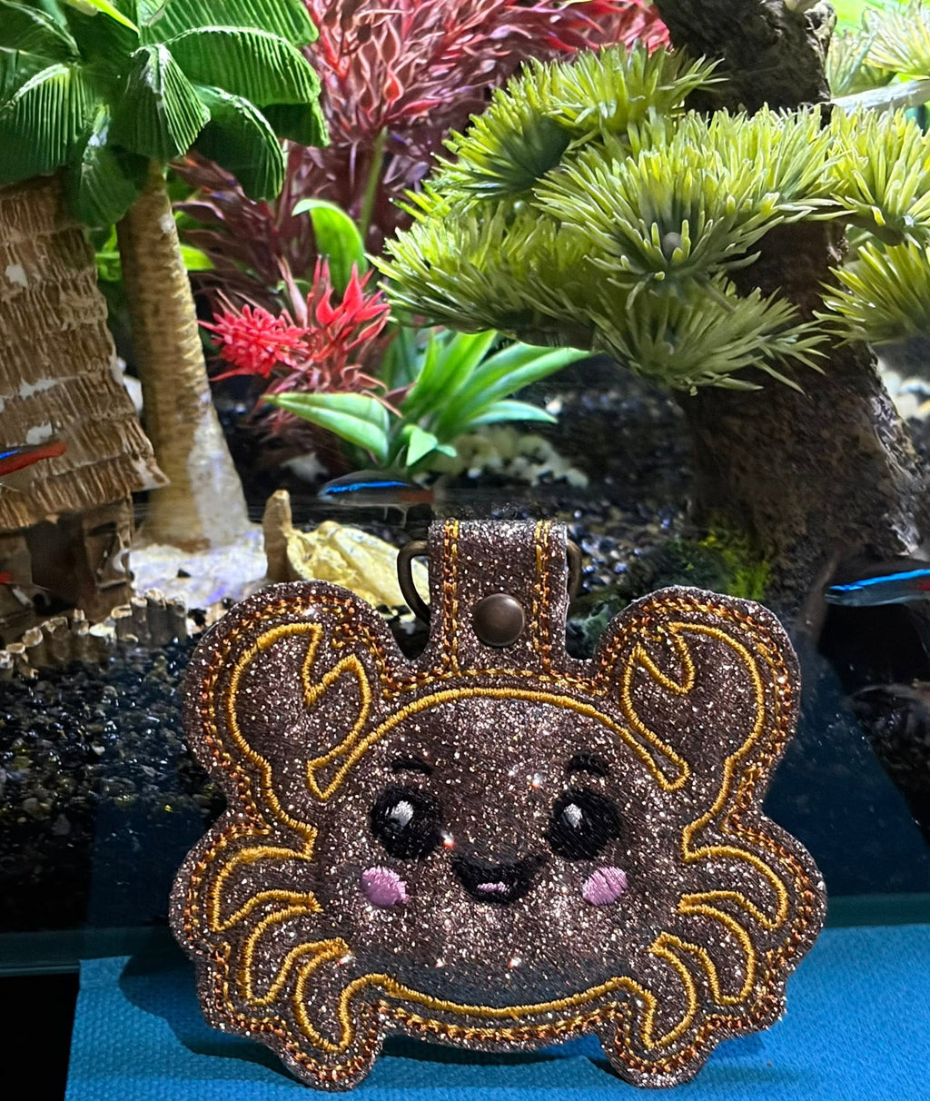 Porte-clé ITH Crabe 3D brodé avec effet bombé en simili pailleté – Fichier broderie machine 10x10 AK Broderie