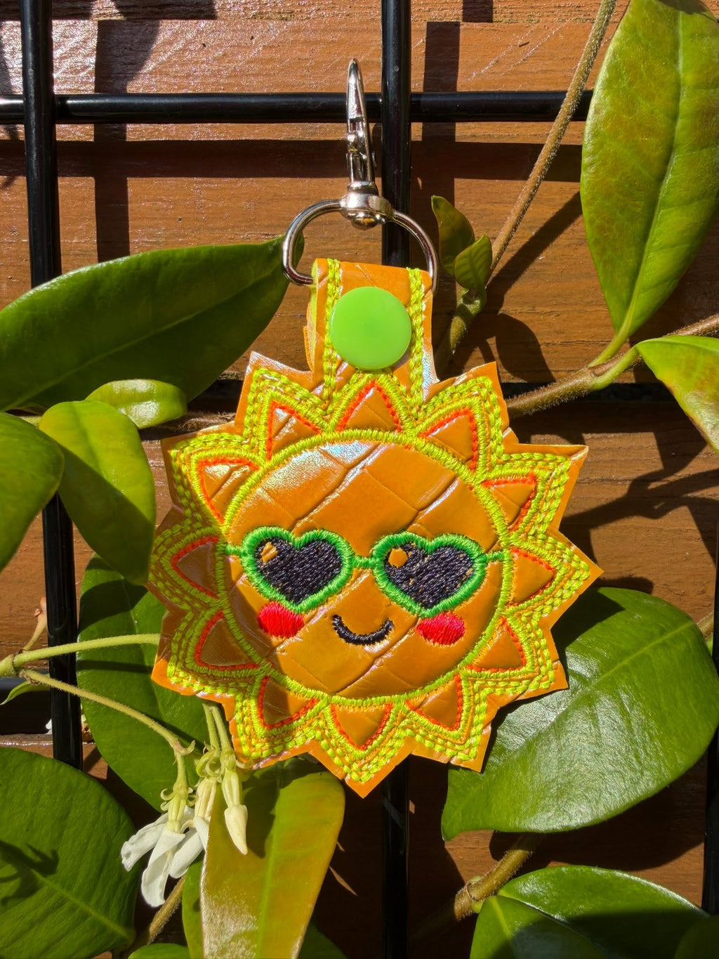 Porte-clé ITH Soleil 3D brodé avec effet bombé en simili pailleté – Fichier broderie machine 10x10 AK Broderie