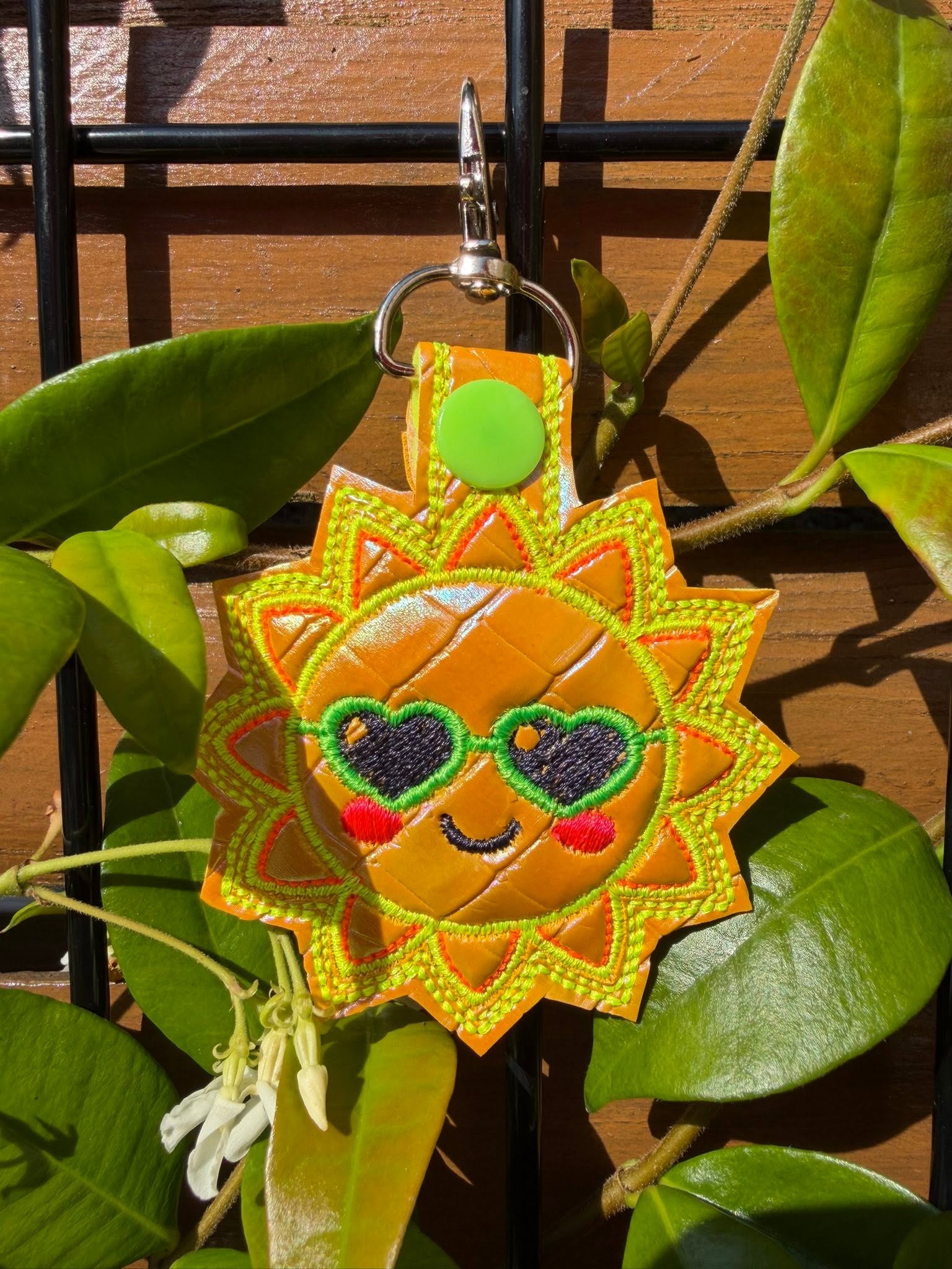 Porte-clé ITH Soleil 3D brodé avec effet bombé en simili pailleté – Fichier broderie machine 10x10 AK Broderie