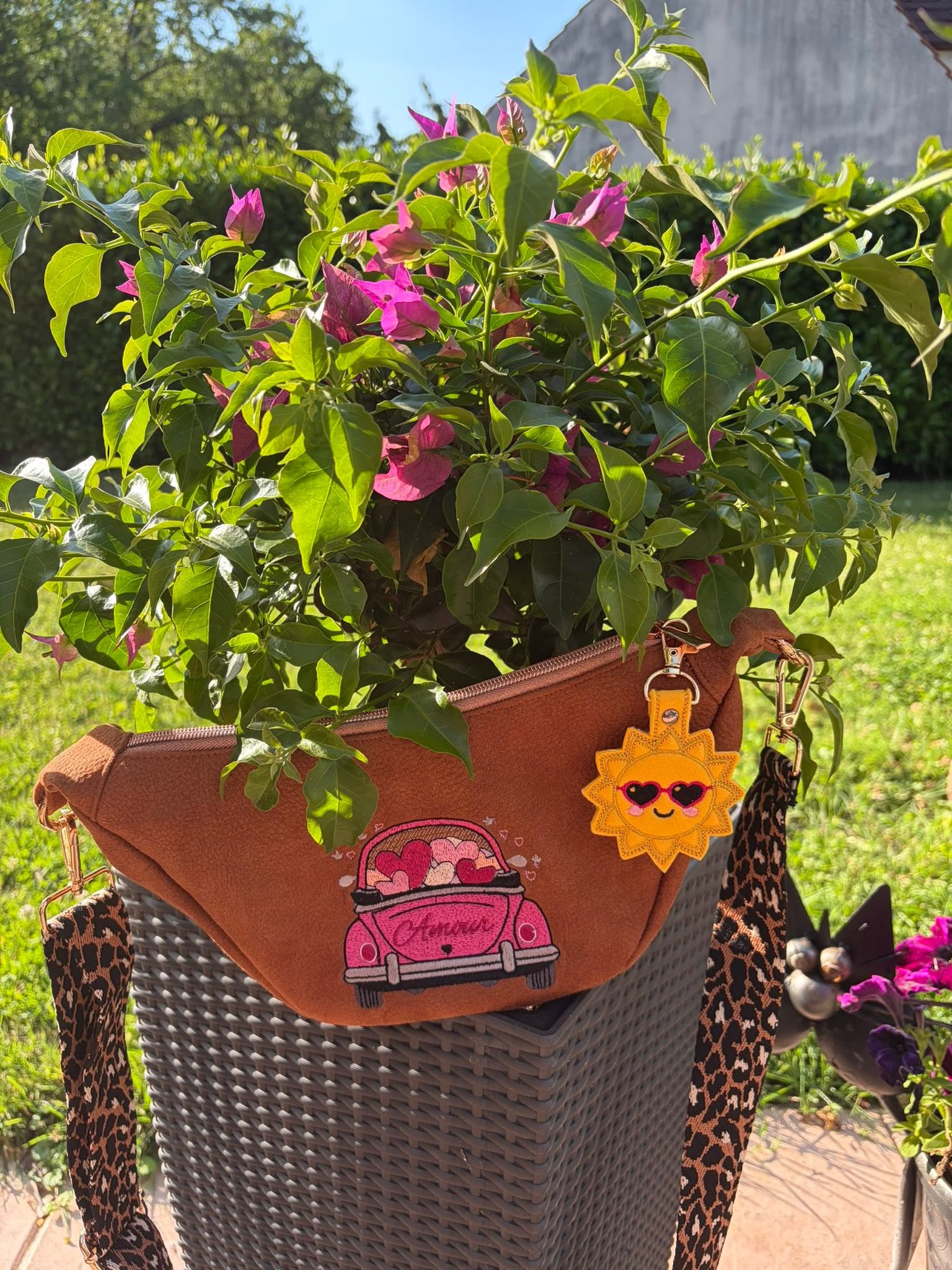 Porte-clé ITH Soleil 3D brodé avec effet bombé en simili pailleté – Fichier broderie machine 10x10 AK Broderie