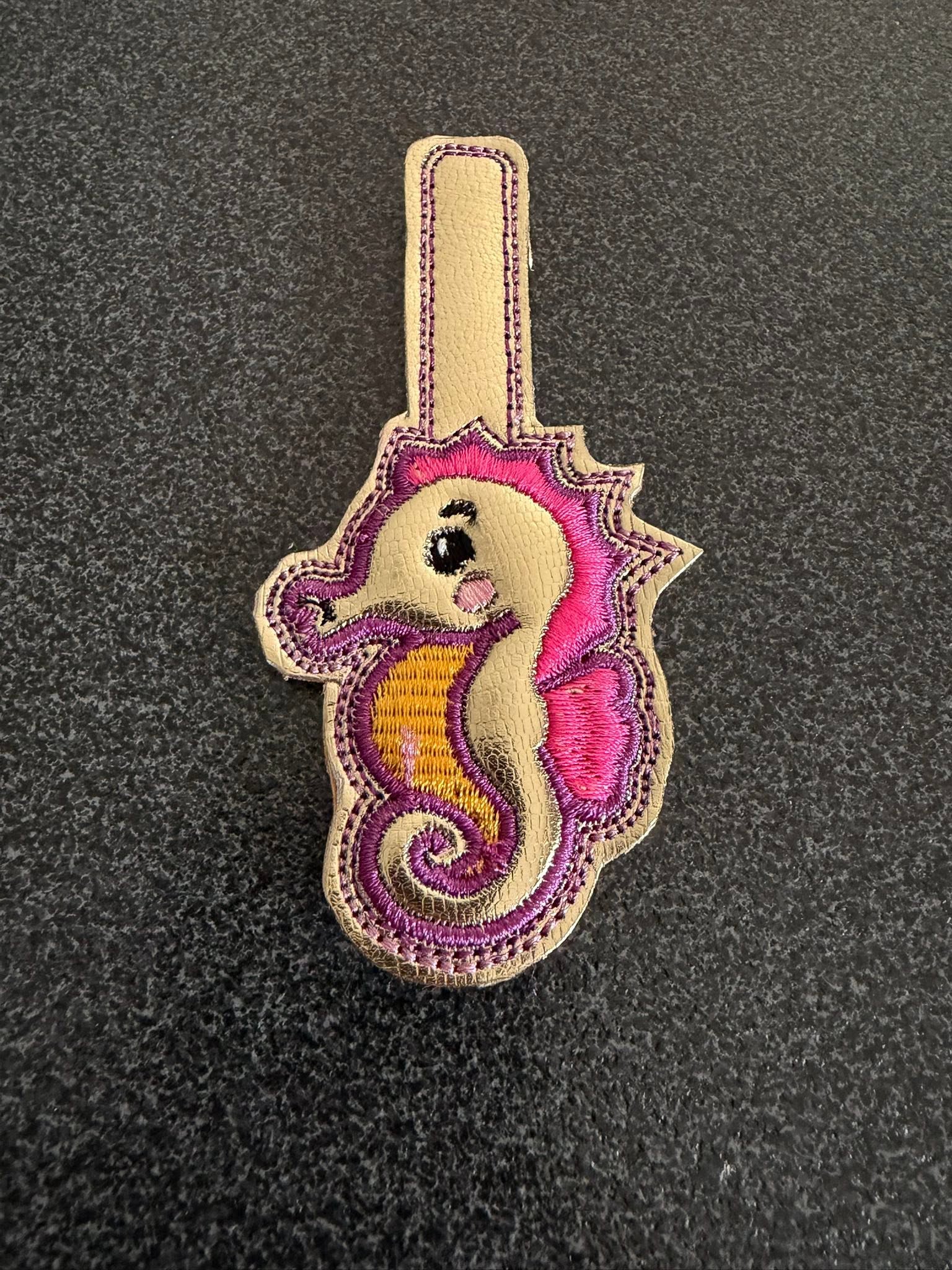 Porte-clé ITH Hippocampe 3D brodé avec effet bombé en simili pailleté – Fichier broderie machine 10x10 AK Broderie