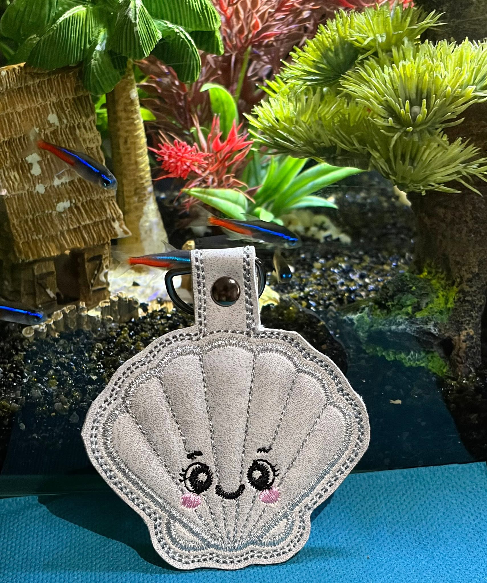 Porte-clé ITH Coquillage 3D brodé avec effet bombé en simili pailleté – Fichier broderie machine 10x10 AK Broderie