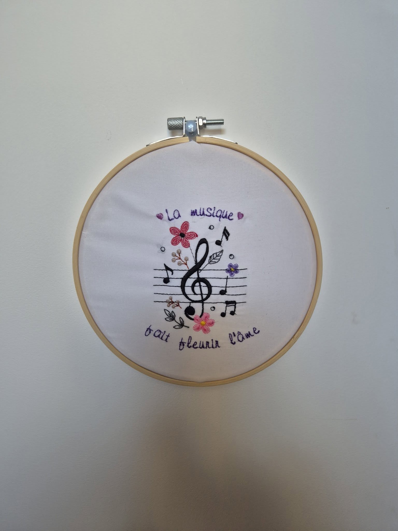 La Musique Fait Fleurir l'Âme – Fichier Broderie Disponible 10x10 - Offert