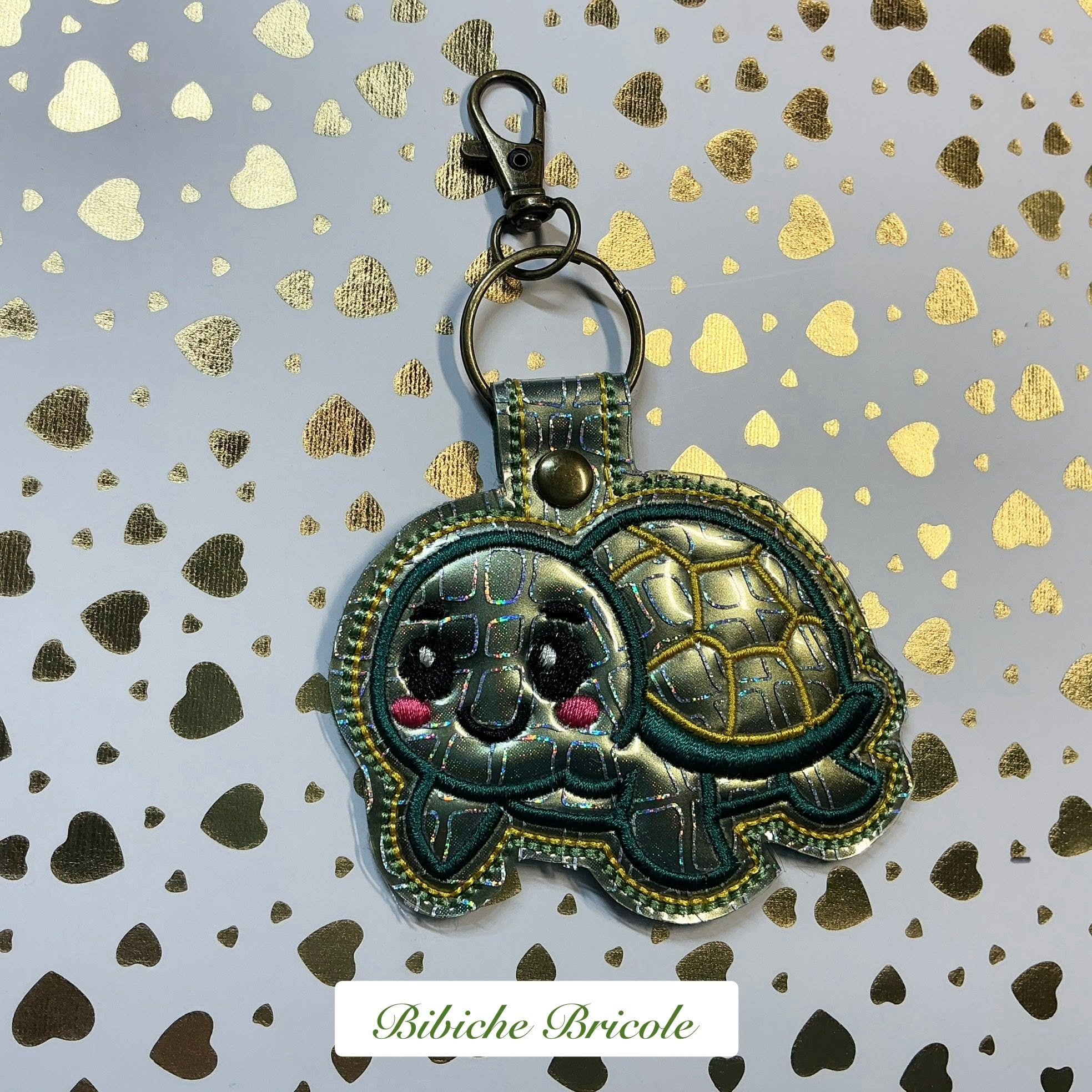 Porte-clé ITH Tortue 3D brodé avec effet bombé en simili pailleté – Fichier broderie machine 10x10 AK Broderie