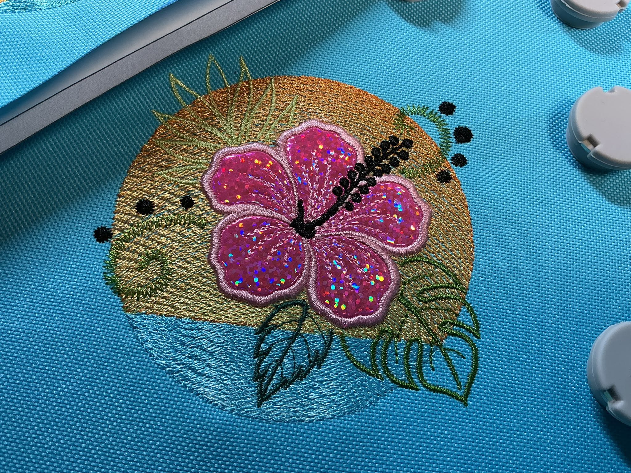 Motif de broderie Hibiscus en appliqué sur coucher de soleil et océan avec effet vagues brodées – Formats 10x10, 15x15 et 18x13 AK Broderie
