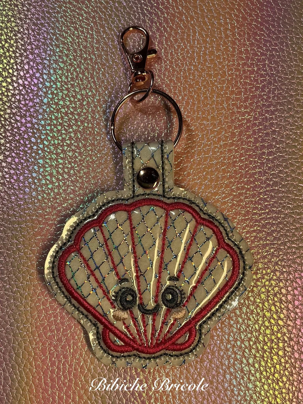 Porte-clé ITH Coquillage 3D brodé avec effet bombé en simili pailleté – Fichier broderie machine 10x10 AK Broderie
