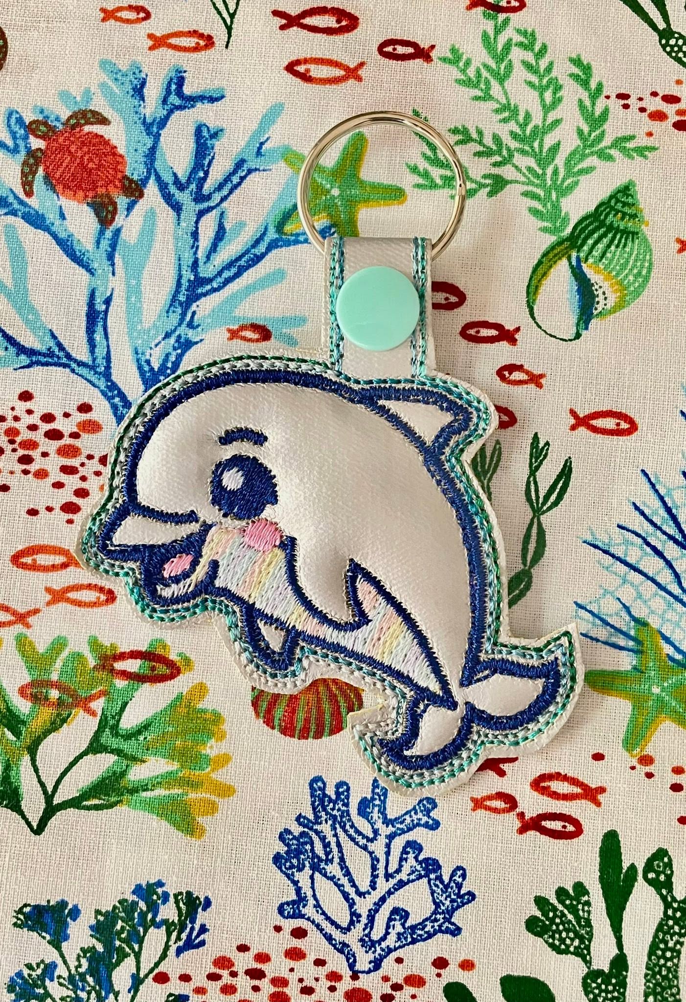 Porte-clé ITH Dauphin 3D brodé avec effet bombé en simili pailleté – Fichier broderie machine 10x10 AK Broderie