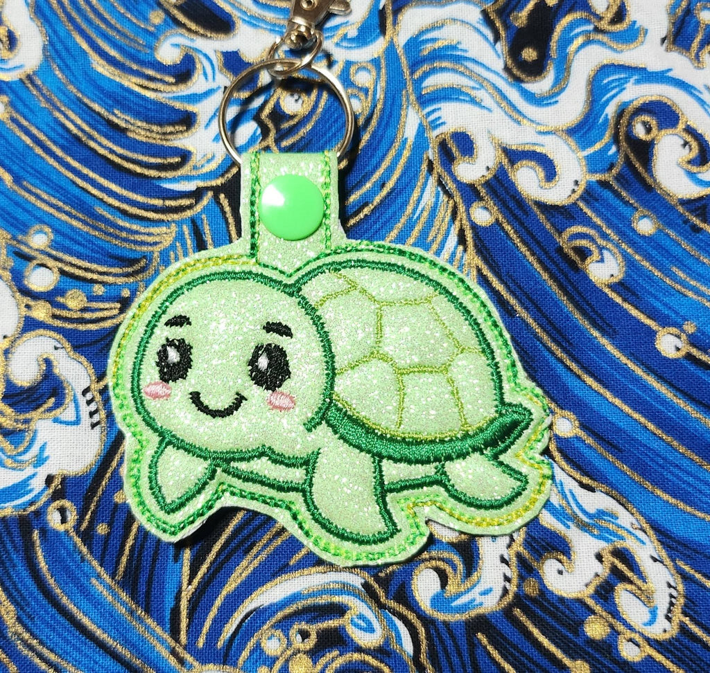 Porte-clé ITH Tortue 3D brodé avec effet bombé en simili pailleté – Fichier broderie machine 10x10 AK Broderie