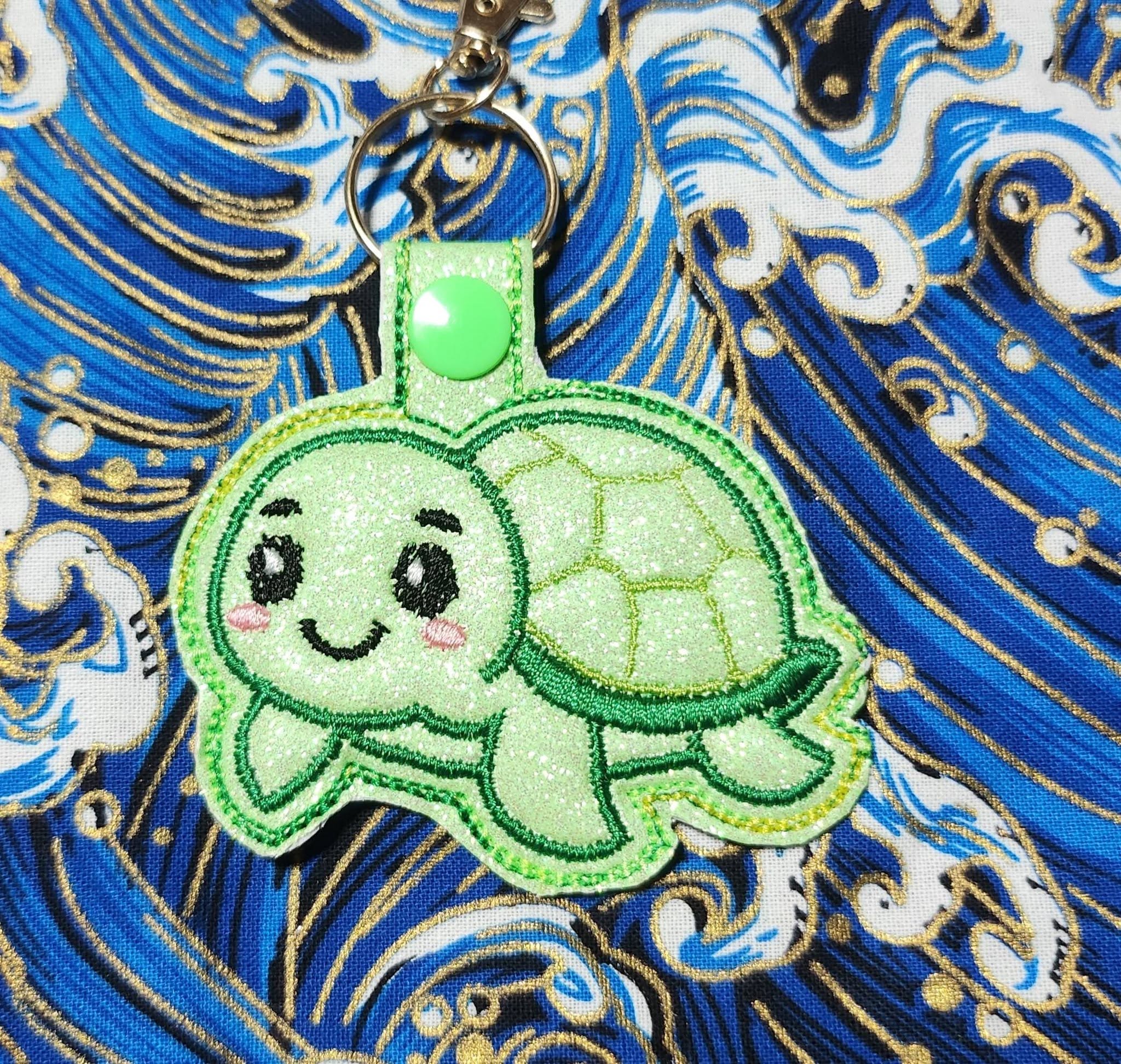 Porte-clé ITH Tortue 3D brodé avec effet bombé en simili pailleté – Fichier broderie machine 10x10 AK Broderie