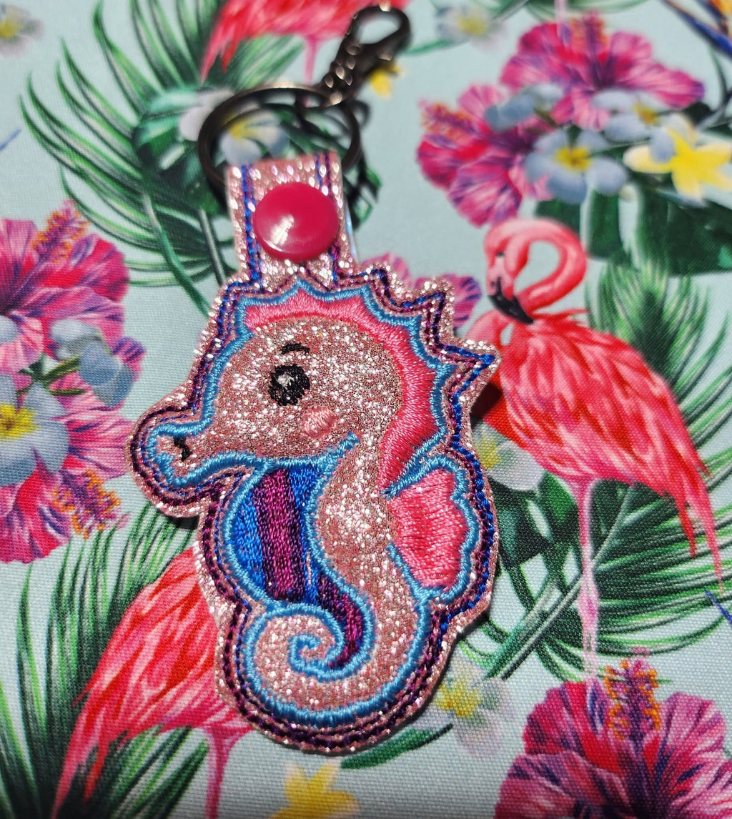 Porte-clé ITH Hippocampe 3D brodé avec effet bombé en simili pailleté – Fichier broderie machine 10x10 AK Broderie