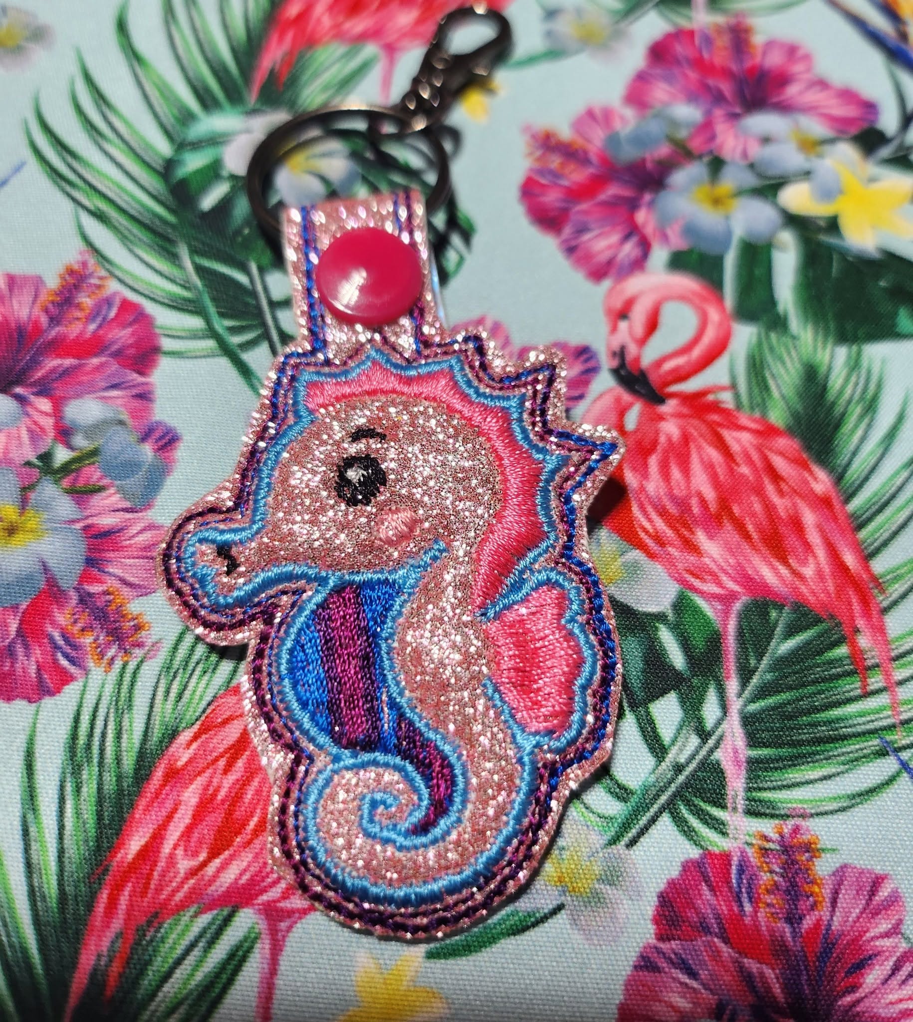 Porte-clé ITH Hippocampe 3D brodé avec effet bombé en simili pailleté – Fichier broderie machine 10x10 AK Broderie