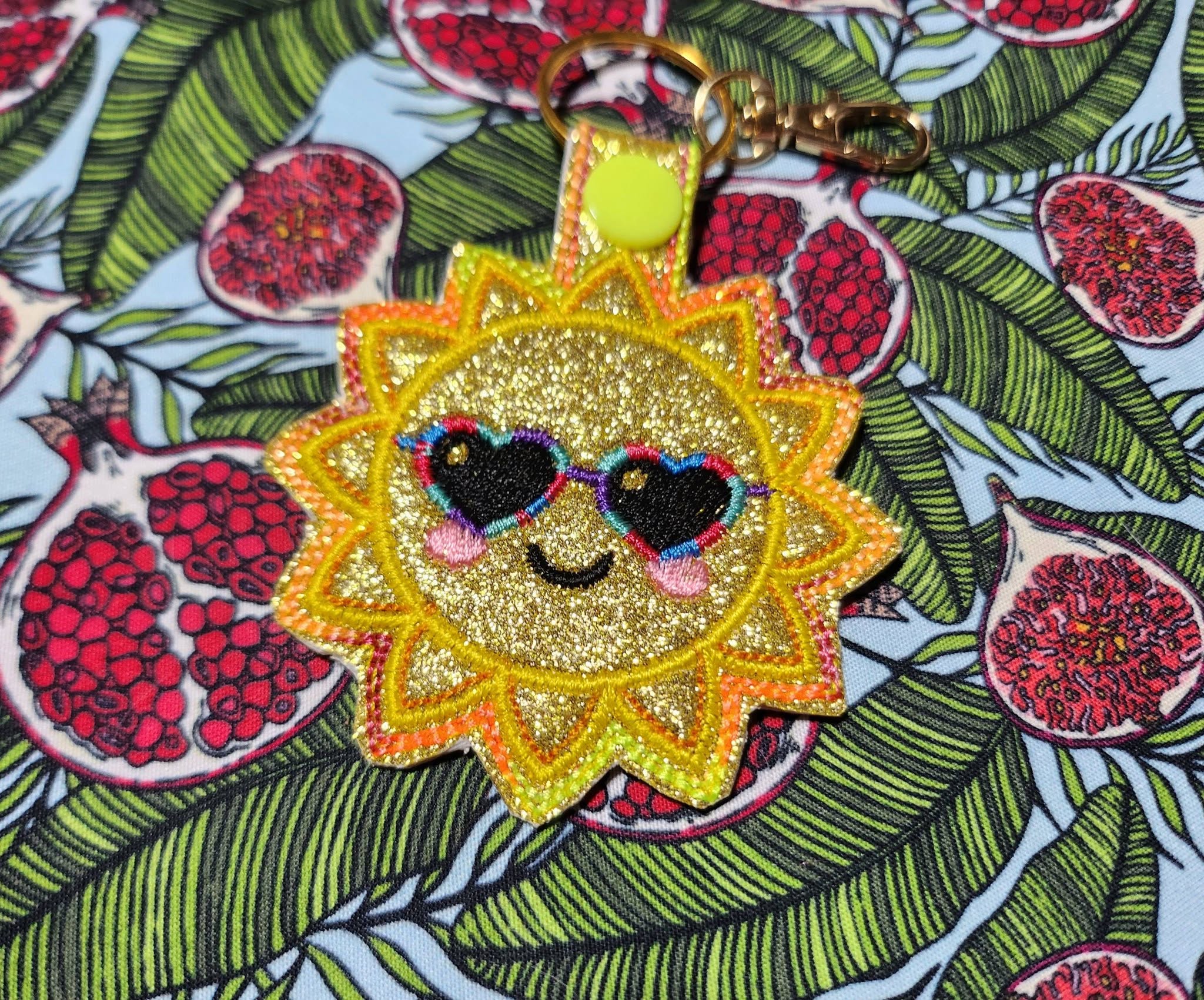 Porte-clé ITH Soleil 3D brodé avec effet bombé en simili pailleté – Fichier broderie machine 10x10 AK Broderie