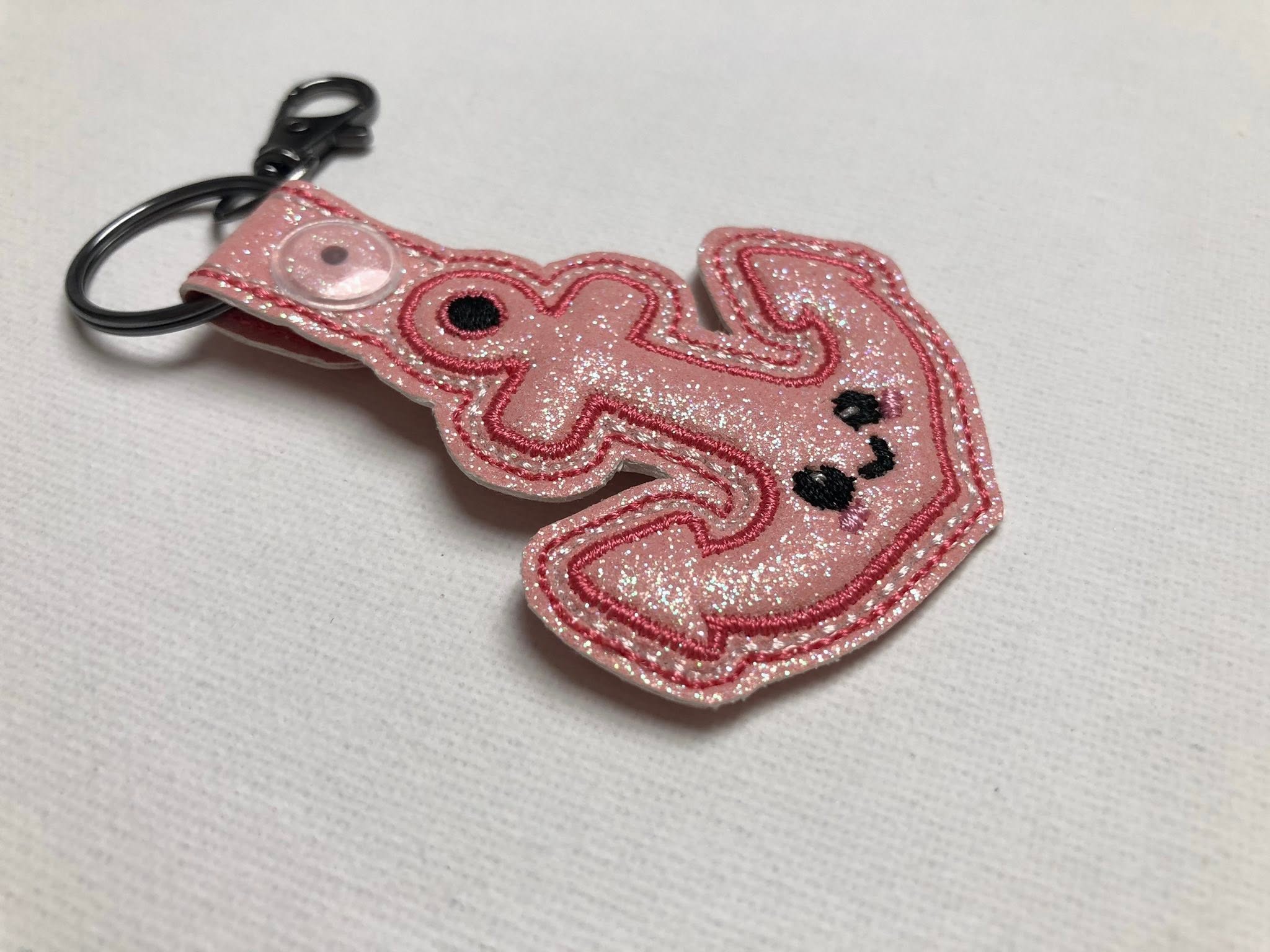 Porte-clé ITH Ancre Marine 3D brodé en simili pailleté rose avec effet bombé – Fichier broderie machine 10x10 AK Broderie
