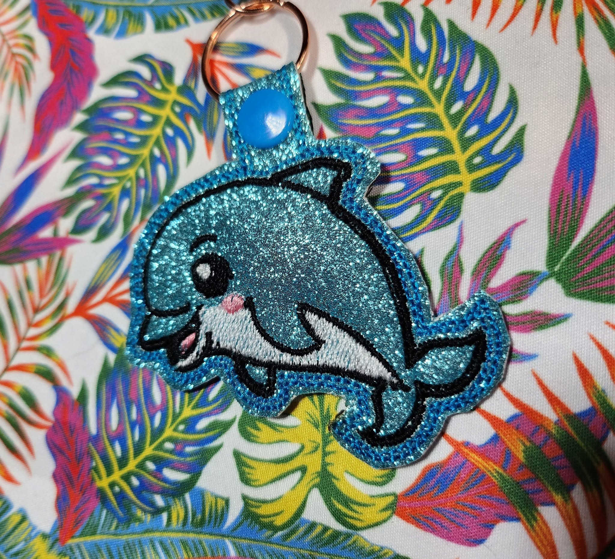 Porte-clé ITH Dauphin 3D brodé avec effet bombé en simili pailleté – Fichier broderie machine 10x10 AK Broderie