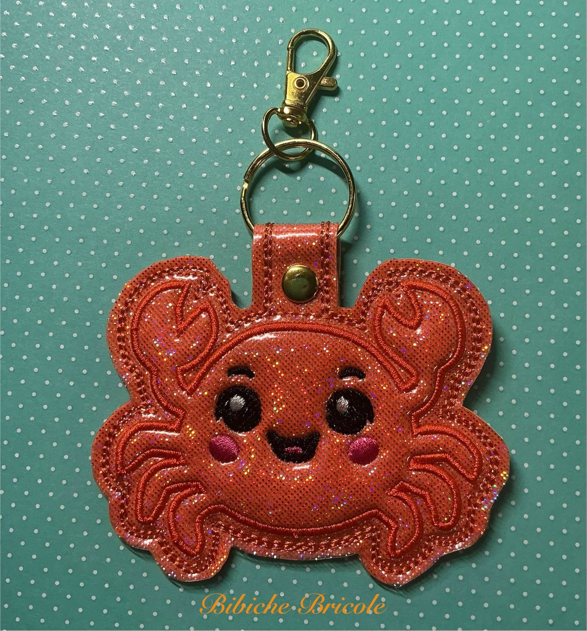 Porte-clé ITH Crabe 3D brodé avec effet bombé en simili pailleté – Fichier broderie machine 10x10 AK Broderie
