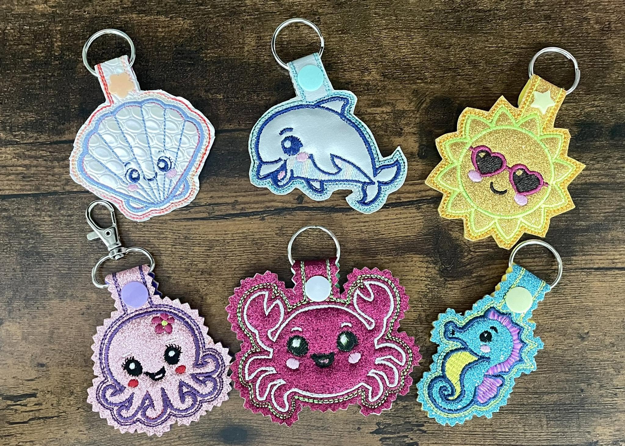 Porte-clé ITH Hippocampe 3D brodé avec effet bombé en simili pailleté – Fichier broderie machine 10x10 AK Broderie
