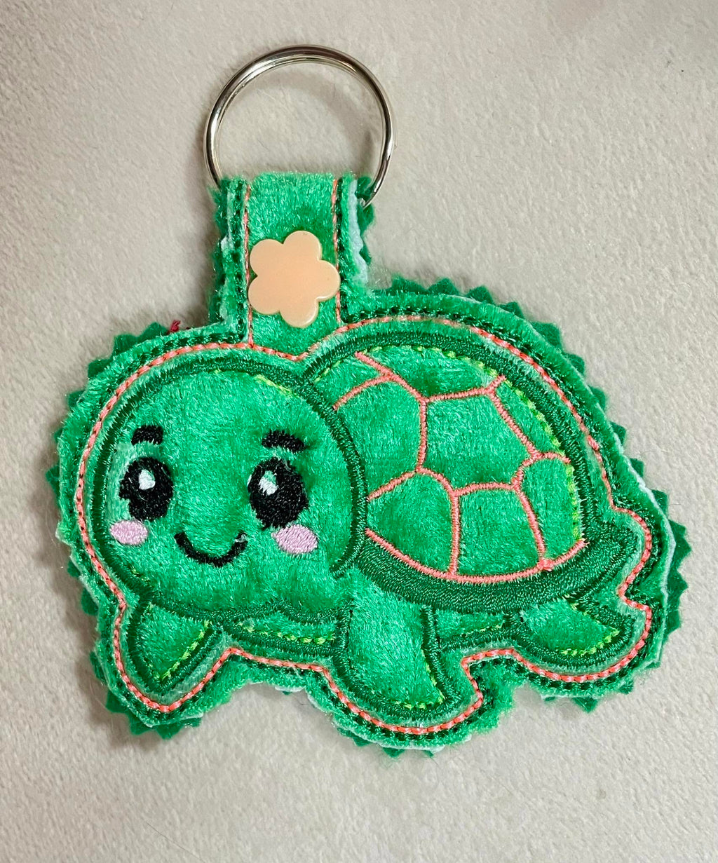 Porte-clé ITH Tortue 3D brodé avec effet bombé en simili pailleté – Fichier broderie machine 10x10 AK Broderie