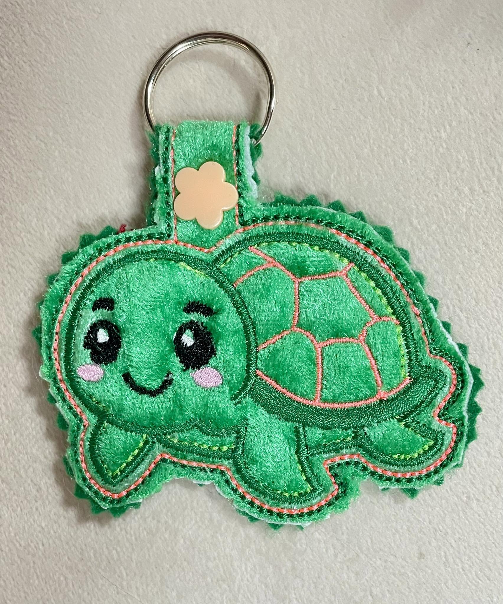 Porte-clé ITH Tortue 3D brodé avec effet bombé en simili pailleté – Fichier broderie machine 10x10 AK Broderie