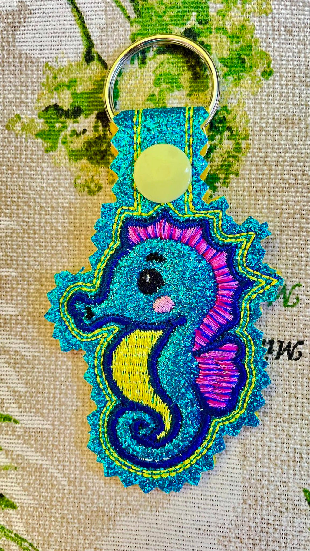 Porte-clé ITH Hippocampe 3D brodé avec effet bombé en simili pailleté – Fichier broderie machine 10x10 AK Broderie