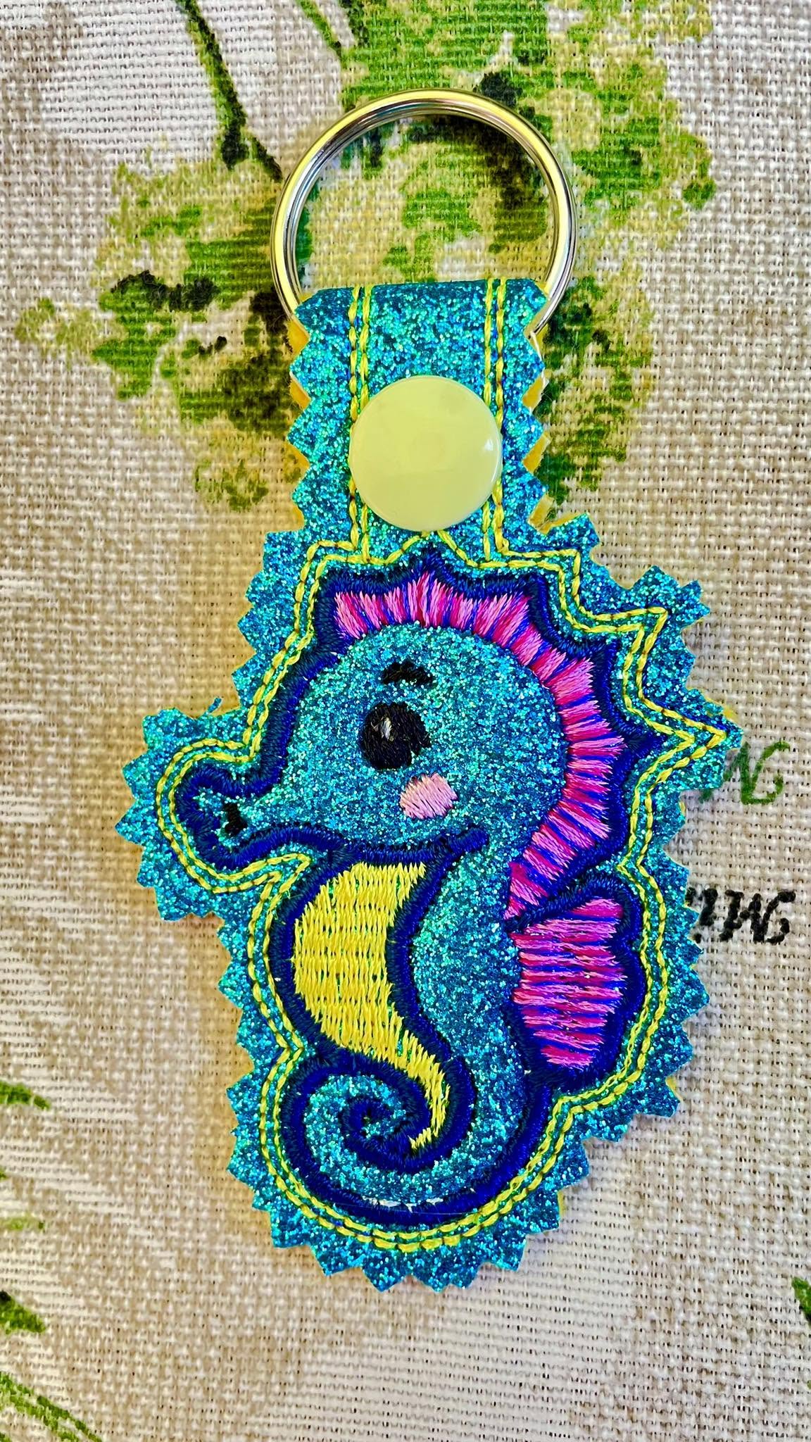 Porte-clé ITH Hippocampe 3D brodé avec effet bombé en simili pailleté – Fichier broderie machine 10x10 AK Broderie
