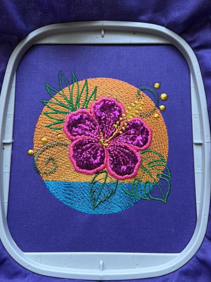 Motif de broderie Hibiscus en appliqué sur coucher de soleil et océan avec effet vagues brodées – Formats 10x10, 15x15 et 18x13 AK Broderie