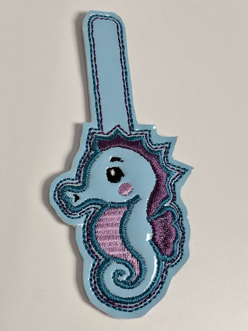 Porte-clé ITH Hippocampe 3D brodé avec effet bombé en simili pailleté – Fichier broderie machine 10x10 AK Broderie