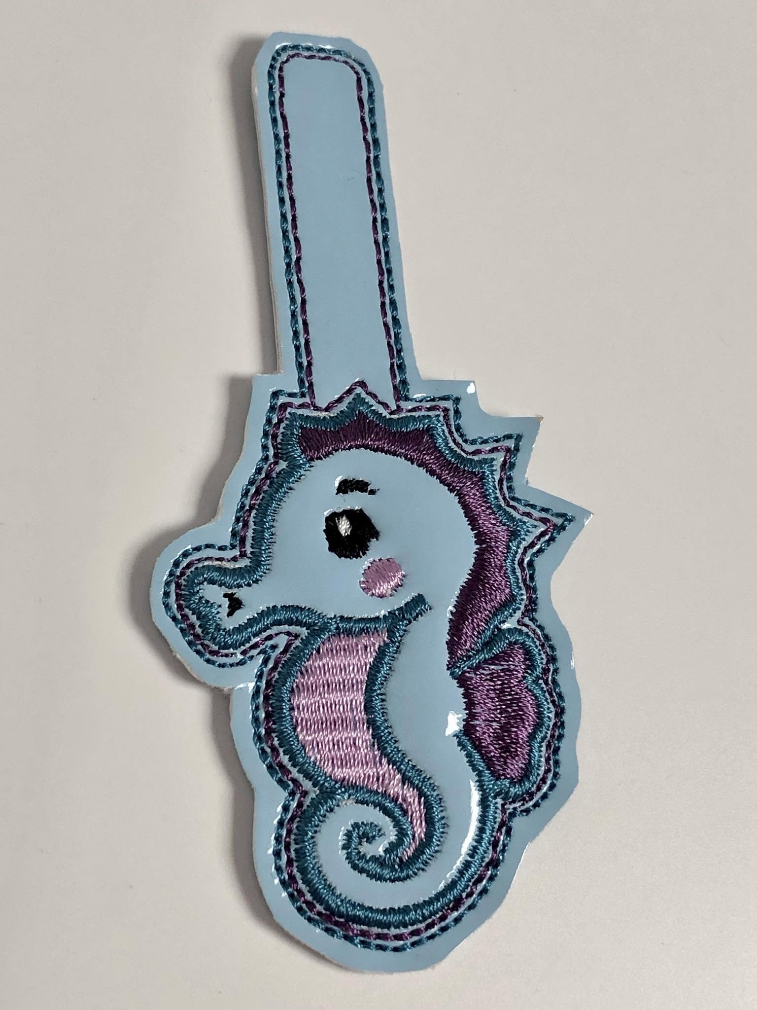 Porte-clé ITH Hippocampe 3D brodé avec effet bombé en simili pailleté – Fichier broderie machine 10x10 AK Broderie