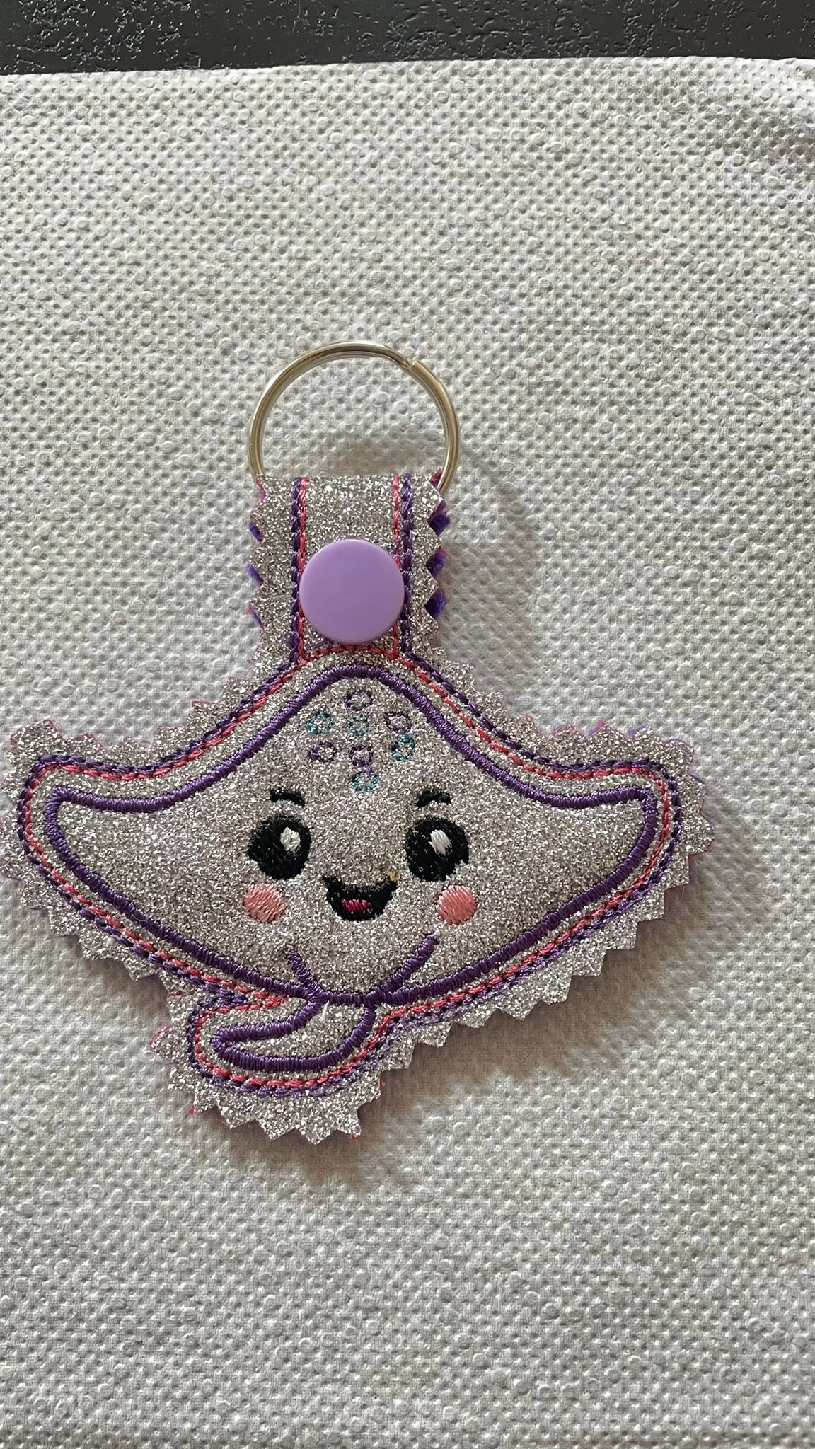Porte-clé ITH Raie 3D brodé avec effet bombé en simili pailleté – Fichier broderie machine 10x10 AK Broderie