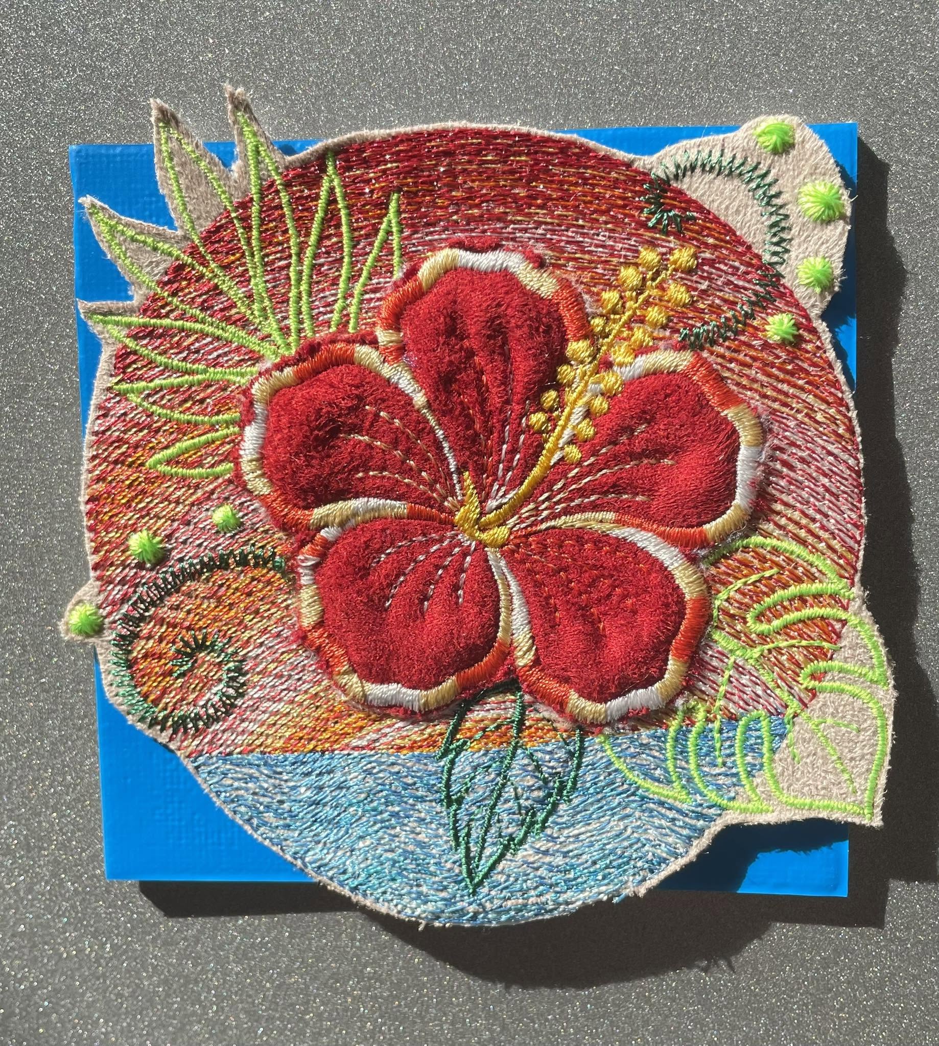 Motif de broderie Hibiscus en appliqué sur coucher de soleil et océan avec effet vagues brodées – Formats 10x10, 15x15 et 18x13 AK Broderie