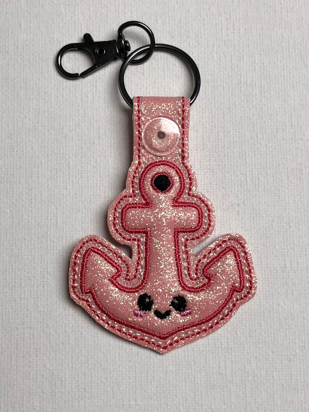Porte-clé ITH Ancre Marine 3D brodé en simili pailleté rose avec effet bombé – Fichier broderie machine 10x10 AK Broderie