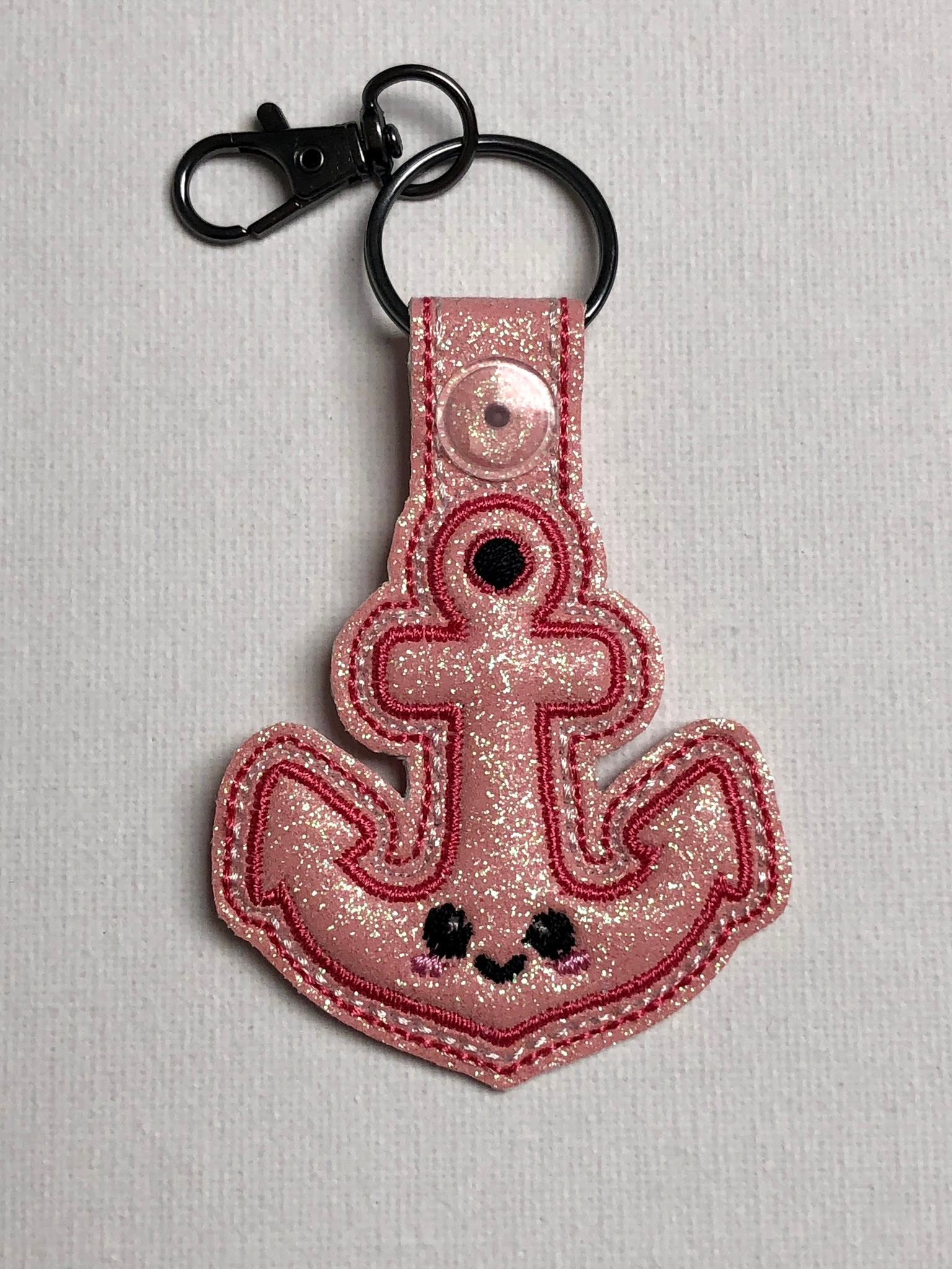 Porte-clé ITH Ancre Marine 3D brodé en simili pailleté rose avec effet bombé – Fichier broderie machine 10x10 AK Broderie