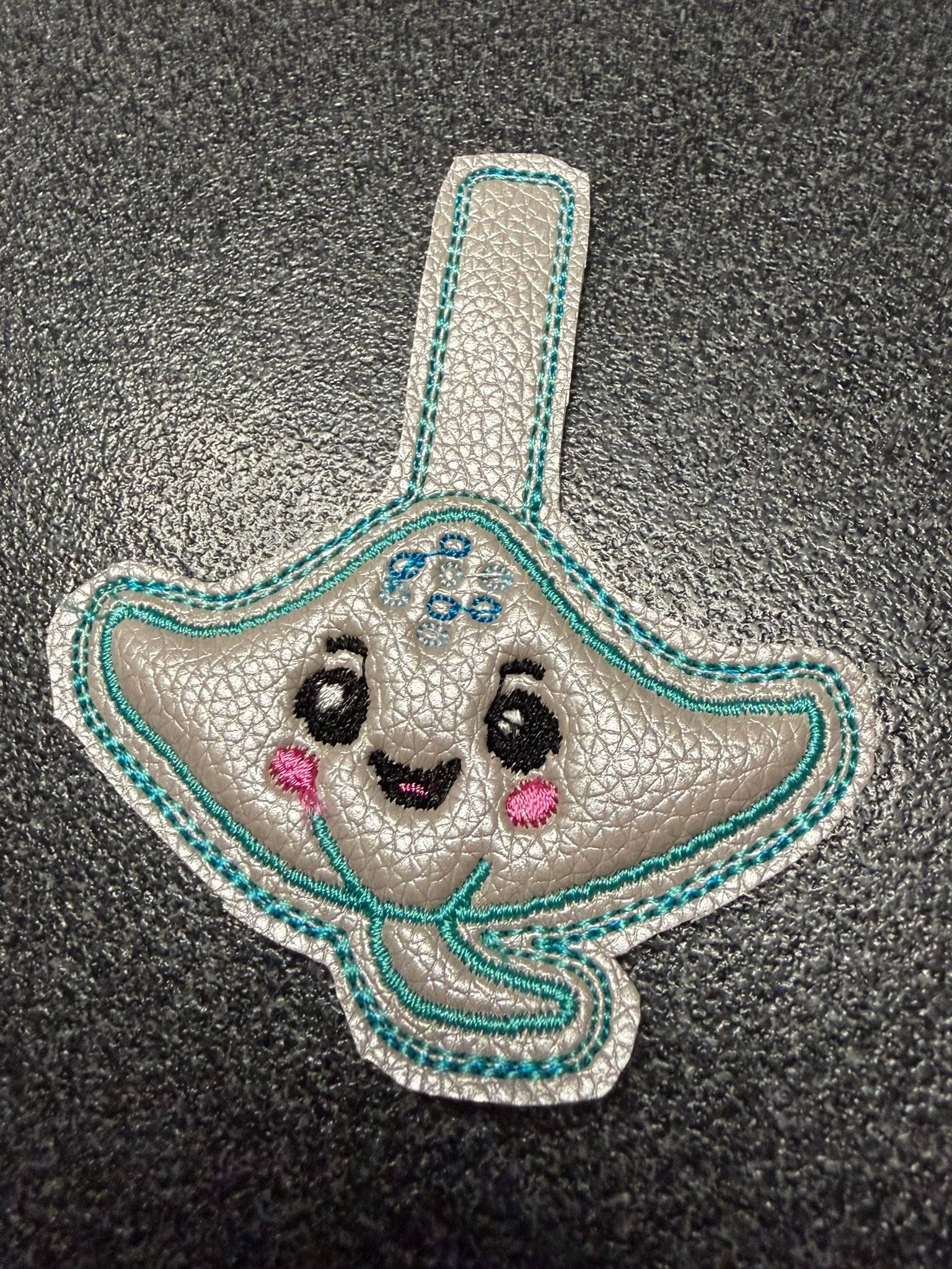 Porte-clé ITH Raie 3D brodé avec effet bombé en simili pailleté – Fichier broderie machine 10x10 AK Broderie